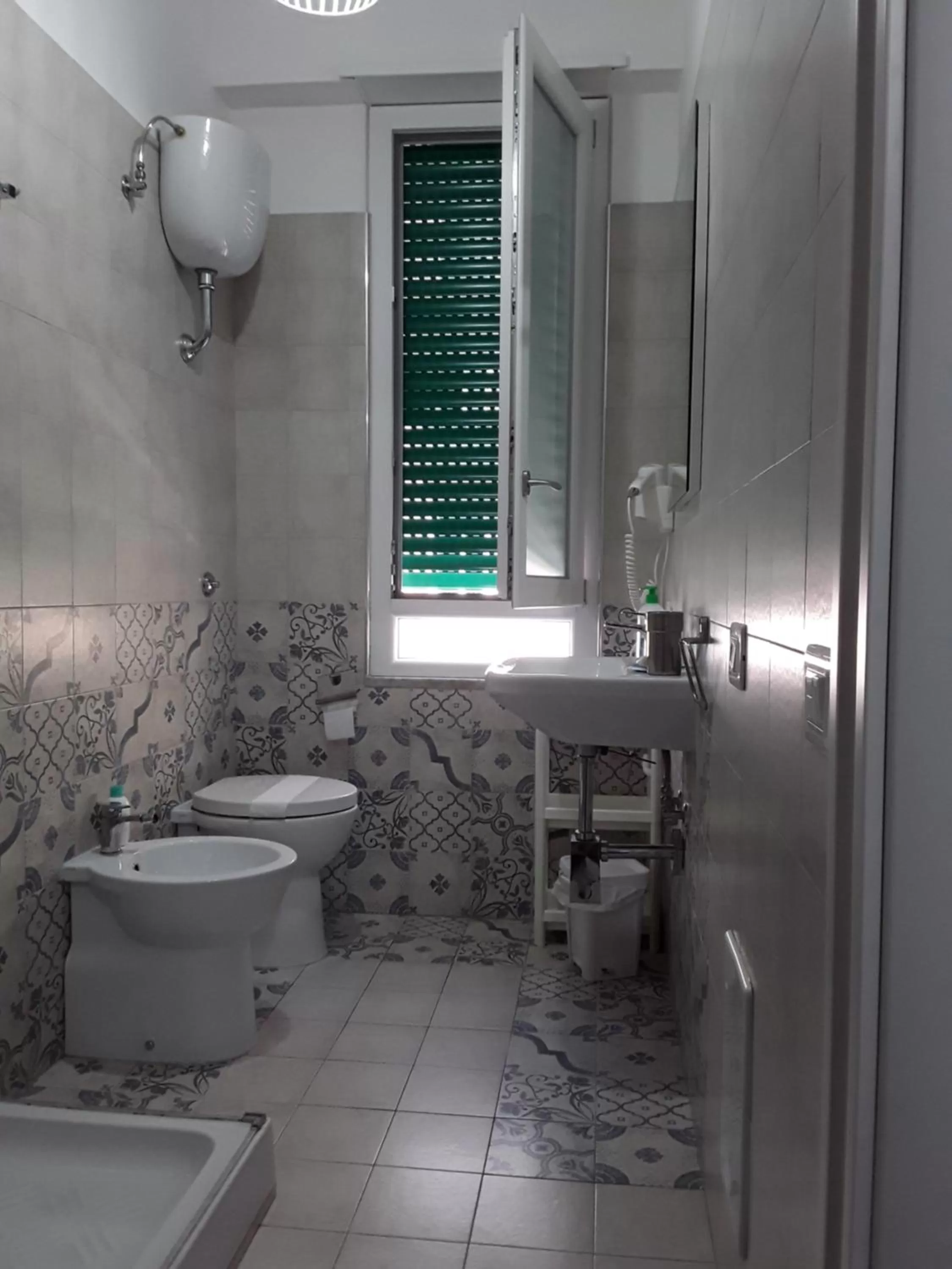 Shower in B&B Le due costiere