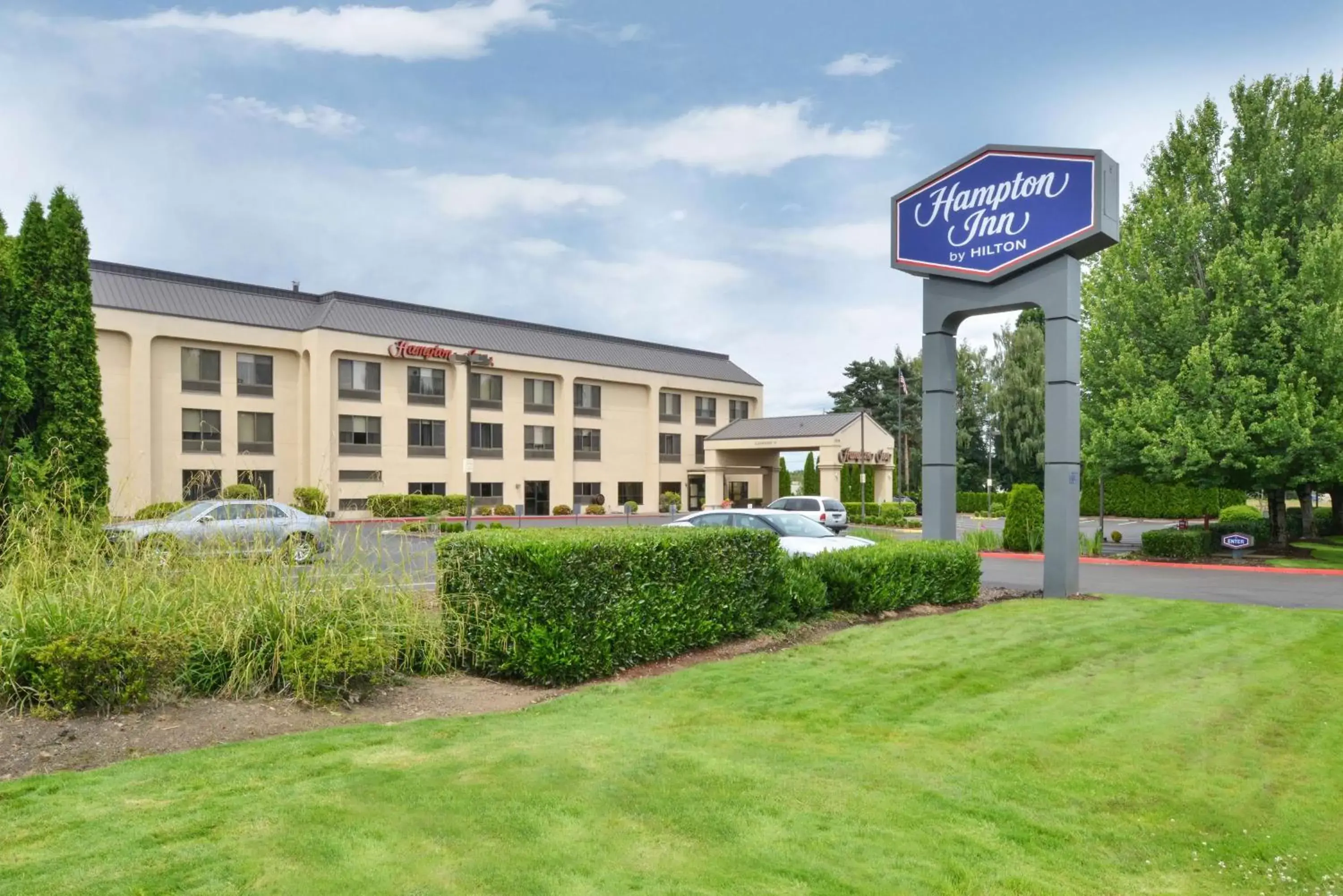 Property Building in Hampton Inn Portland East