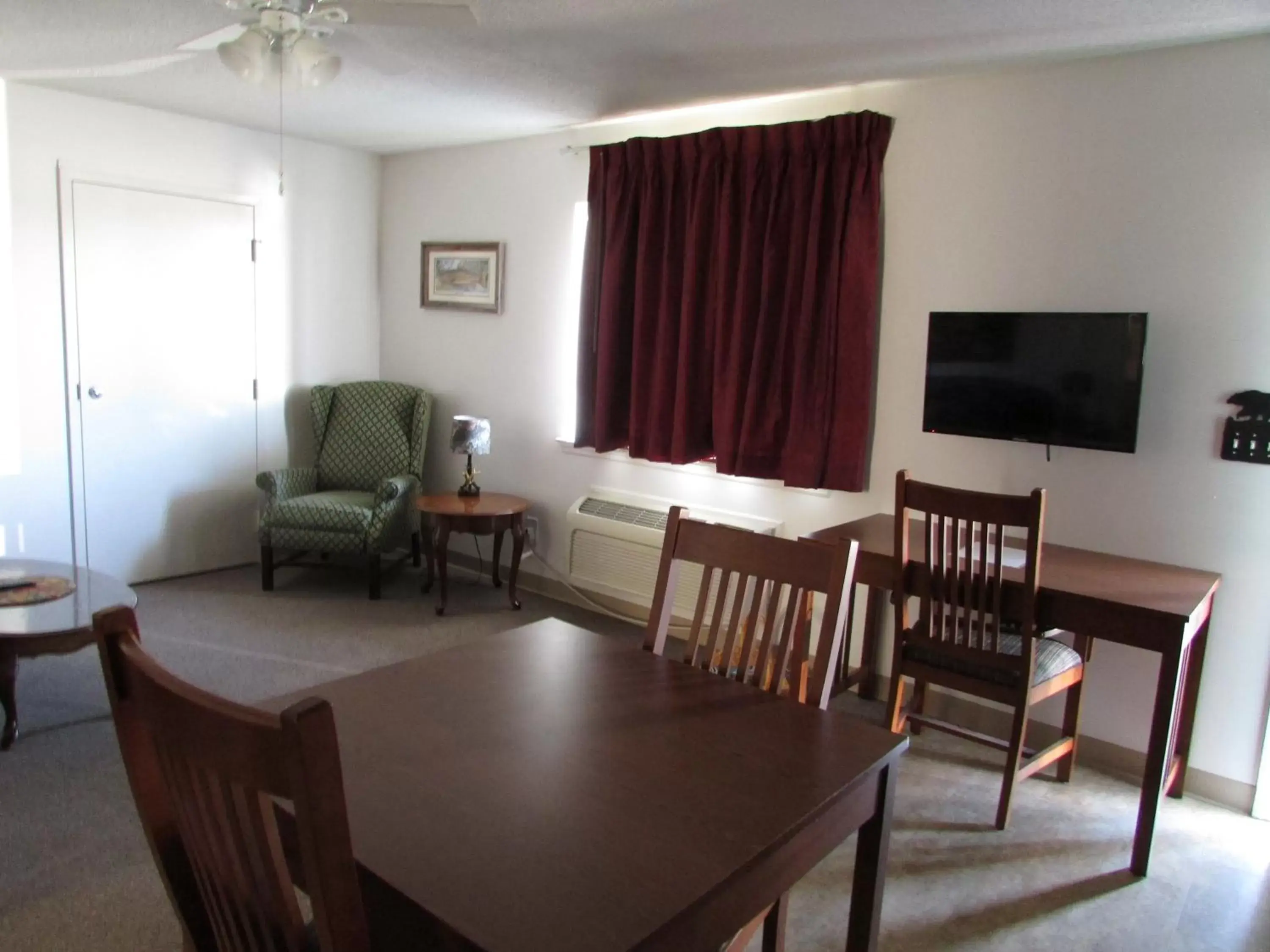 Kitchen or kitchenette, Seating Area in Douglas Inn & Suites, Blue Ridge, GA