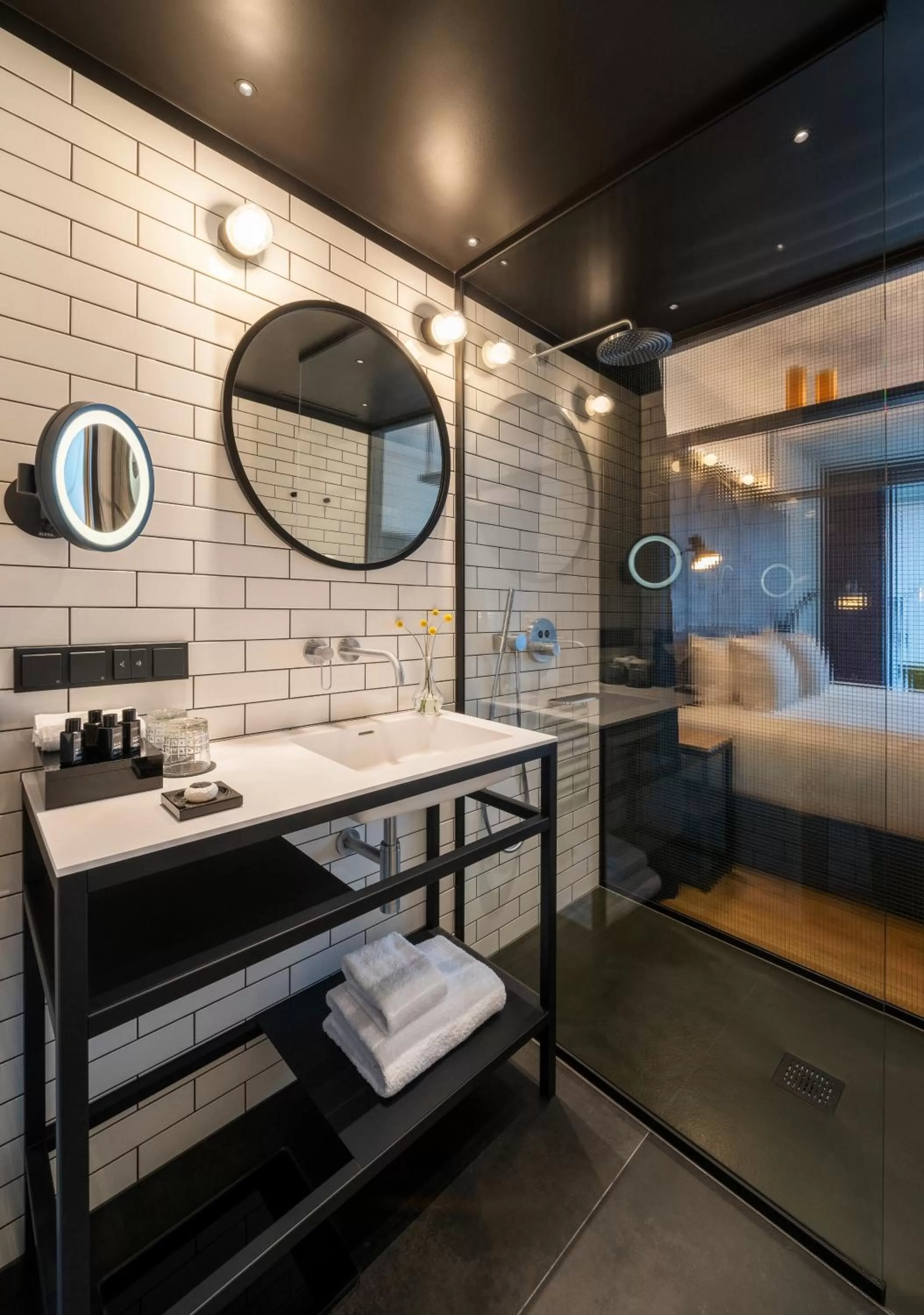 Shower, Bed in The Bridge Wroclaw - MGallery