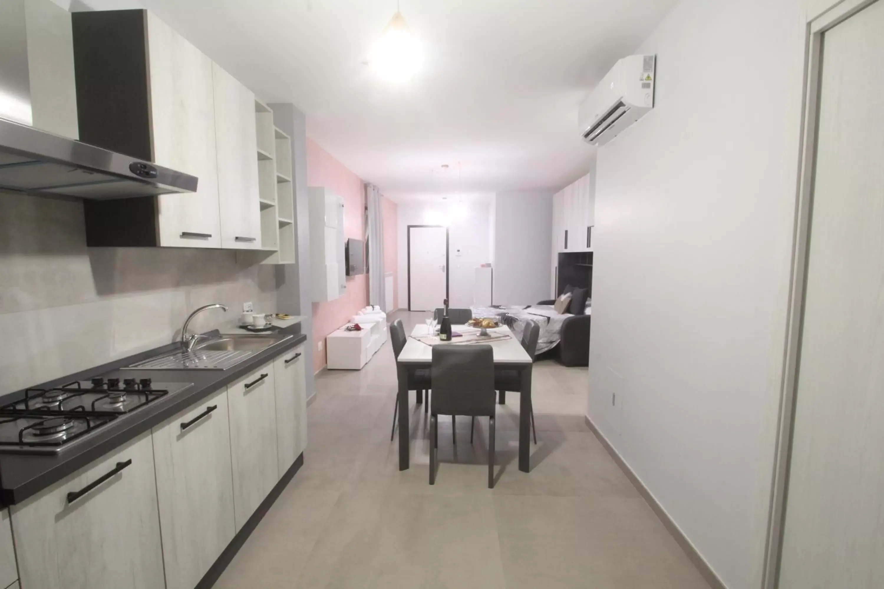 Apartment with Balcony in B&B Elles con parcheggio interno Apartment with Balcony in B&B Elles con parcheggio interno