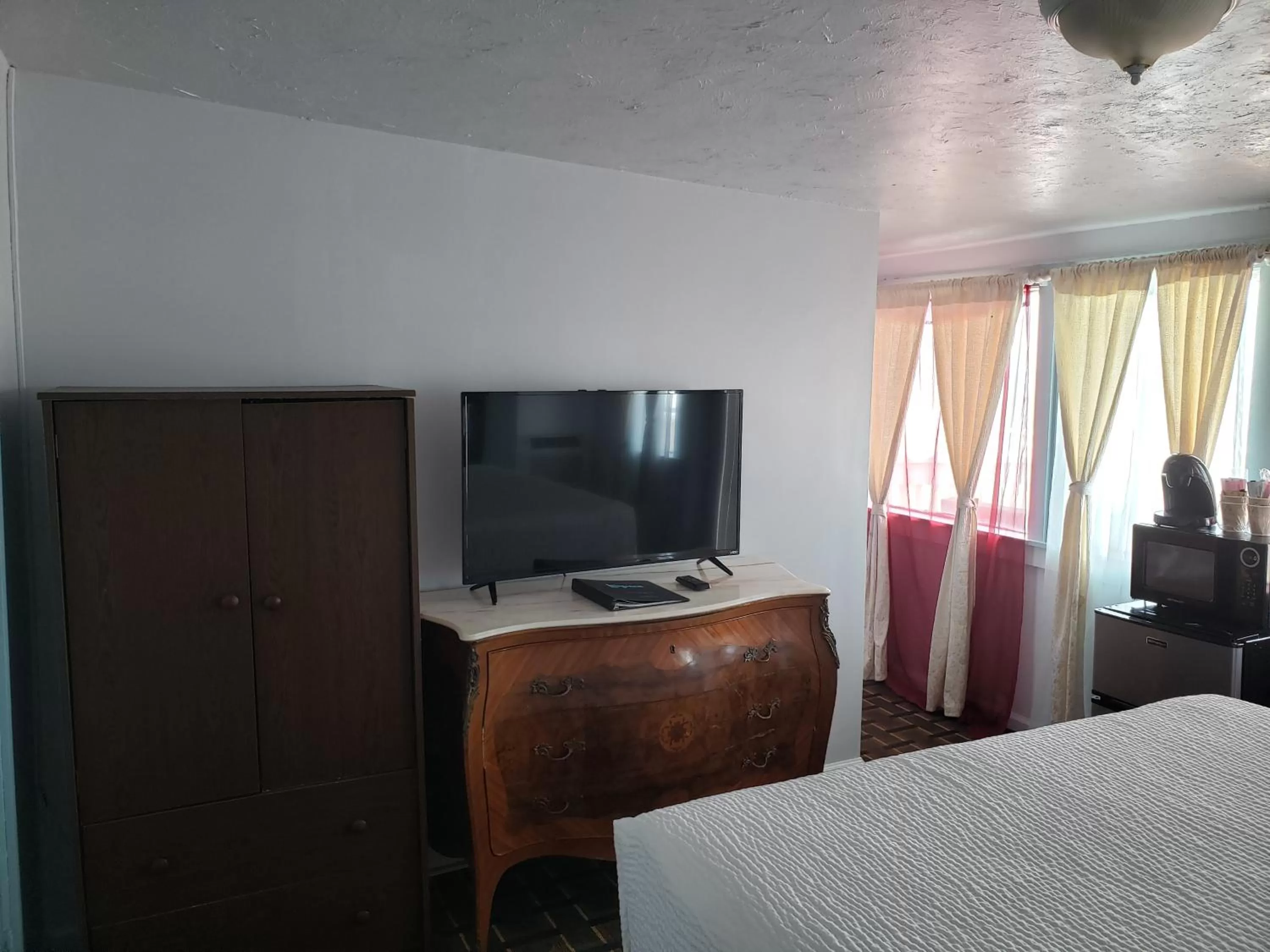 TV and multimedia, Bed in Topaz Motel - Flagler Beach