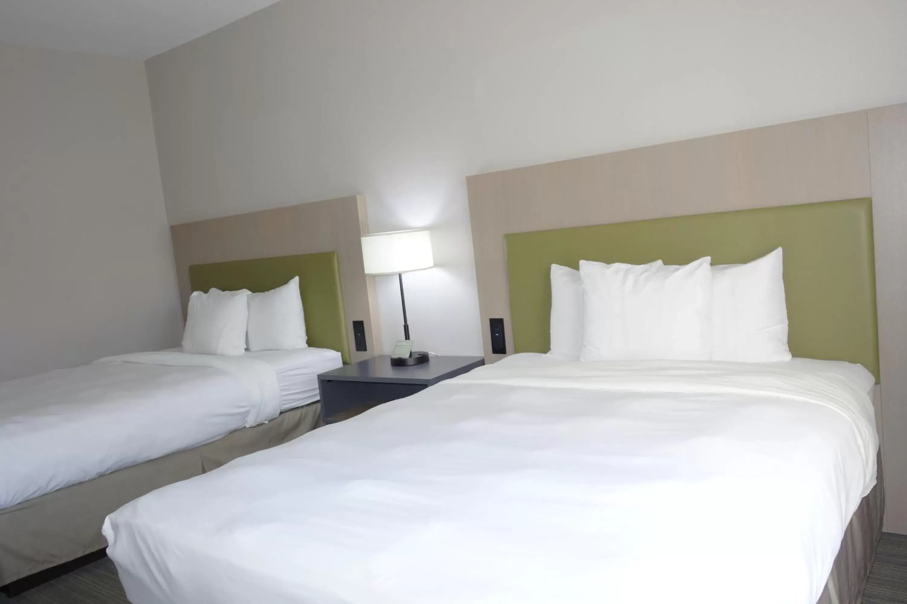 Bed in Country Inn & Suites by Radisson, Round Rock, TX