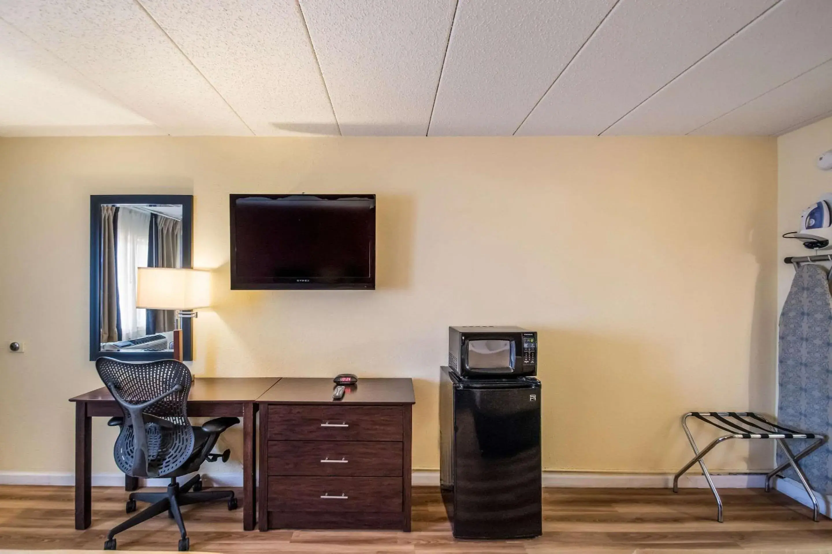 Photo of the whole room, TV/Entertainment Center in Econo Lodge Kearney