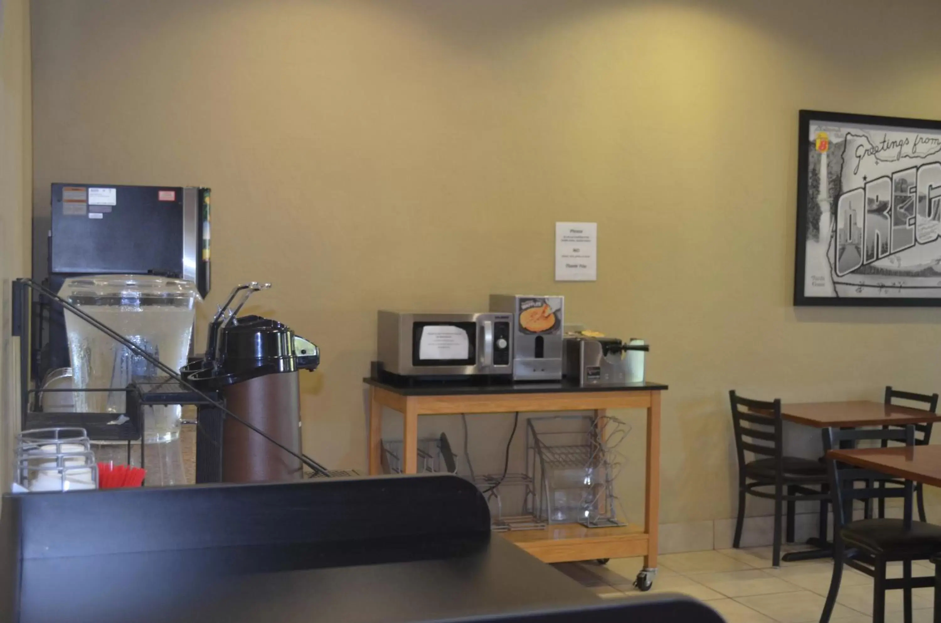 Coffee/tea facilities in Super 8 by Wyndham Roseburg