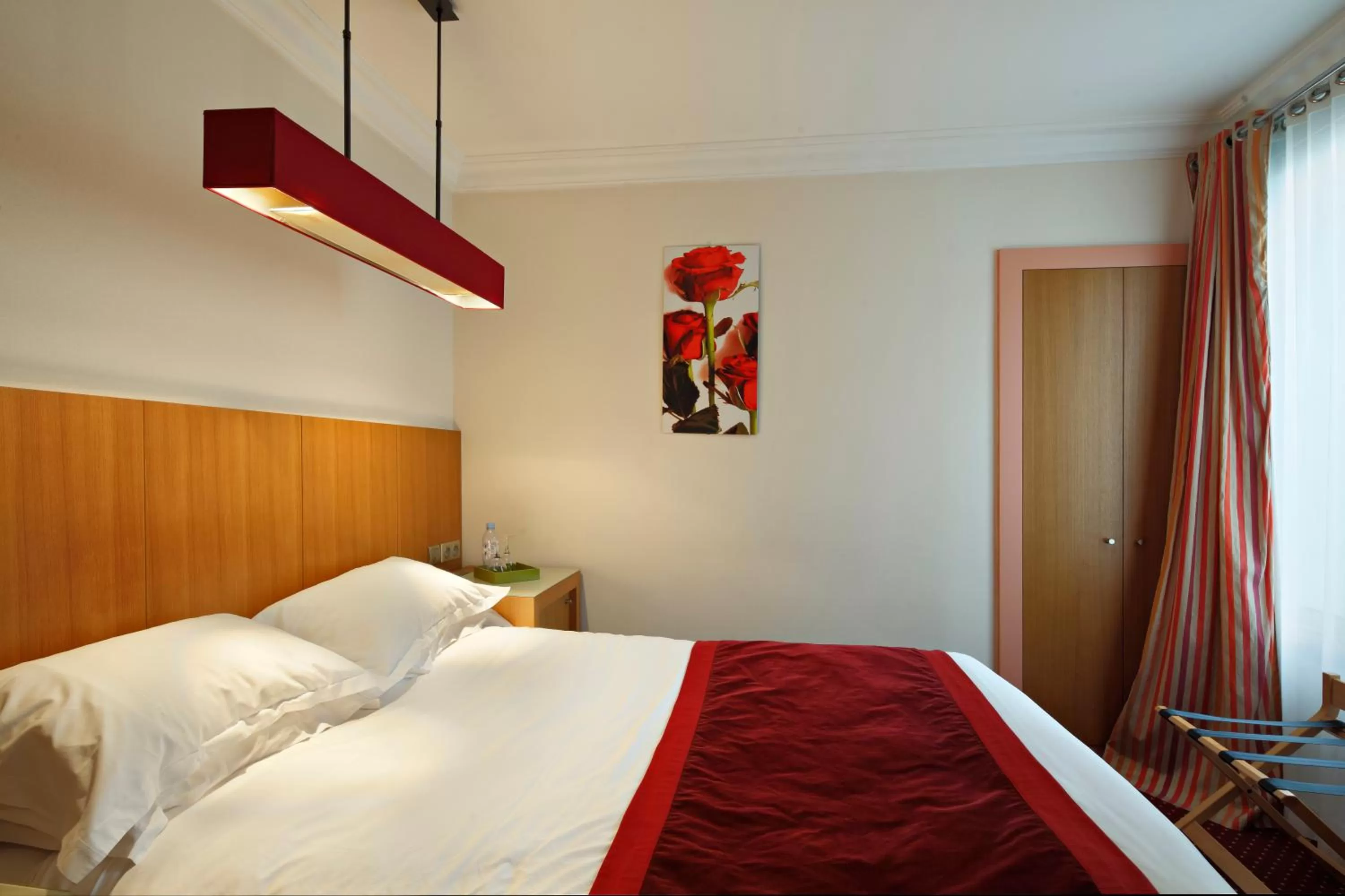 Bed in Westside Arc de Triomphe Hotel