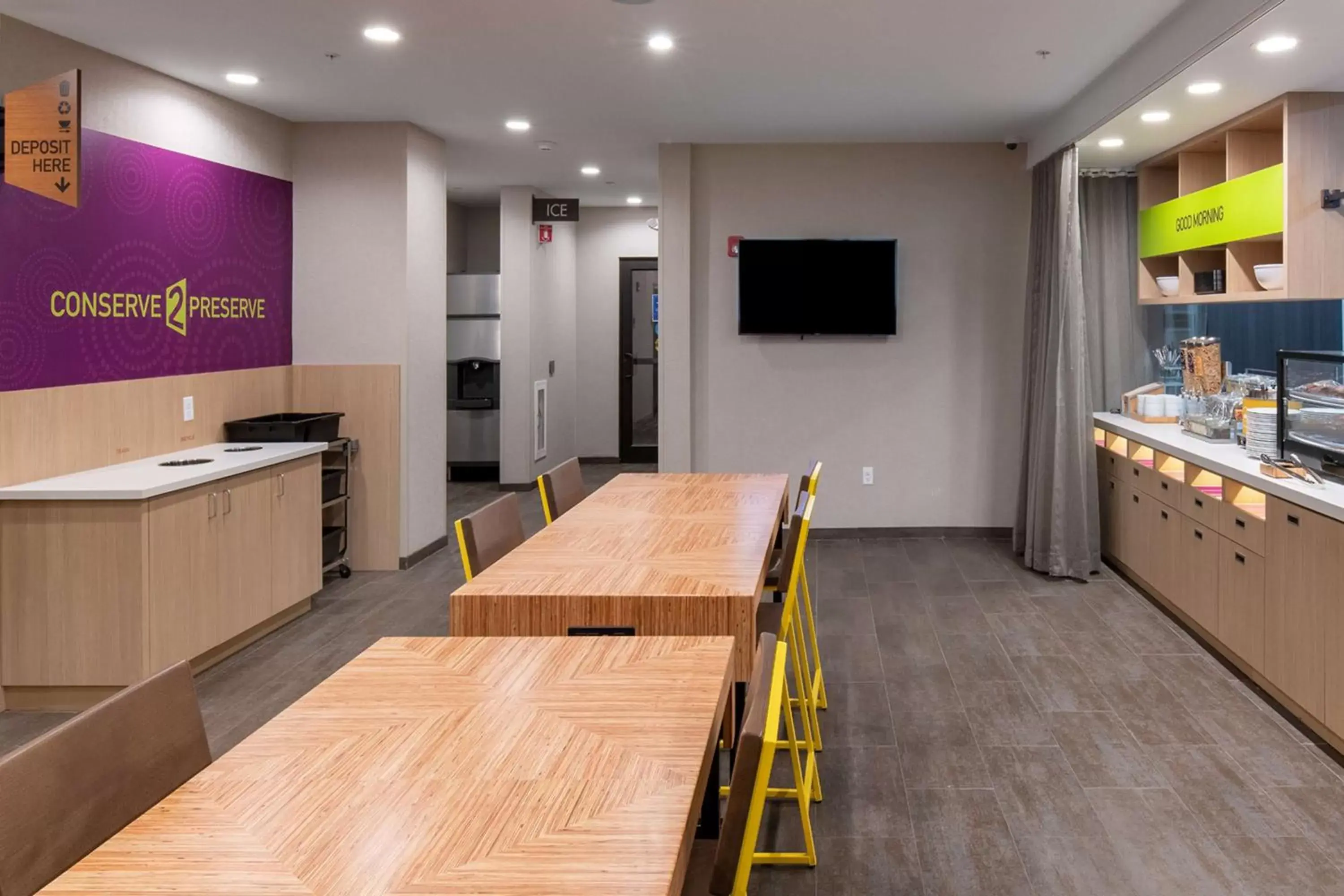 Dining area in Home2 Suites By Hilton Raynham Taunton