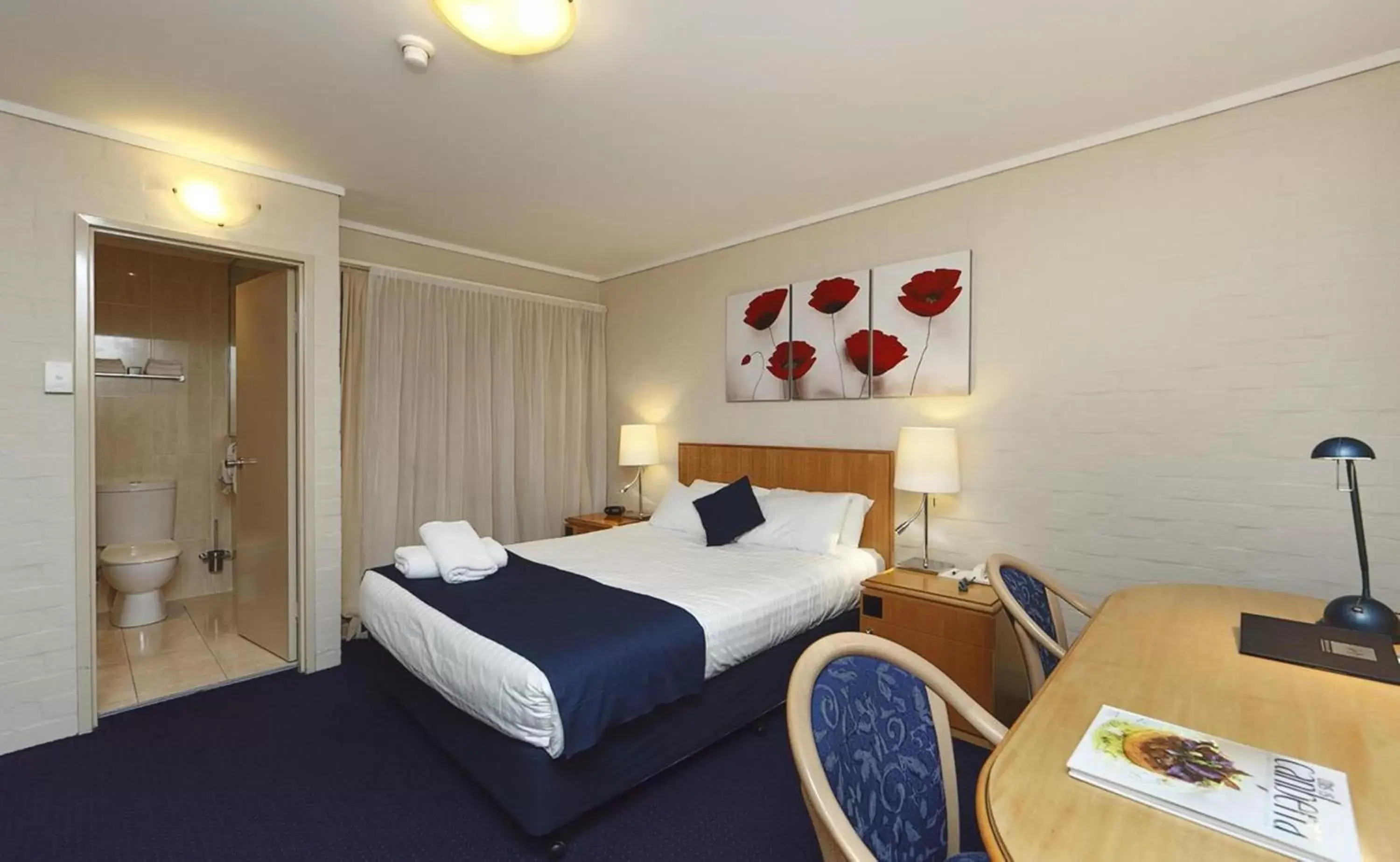 Photo of the whole room, Bed in ibis Styles Canberra