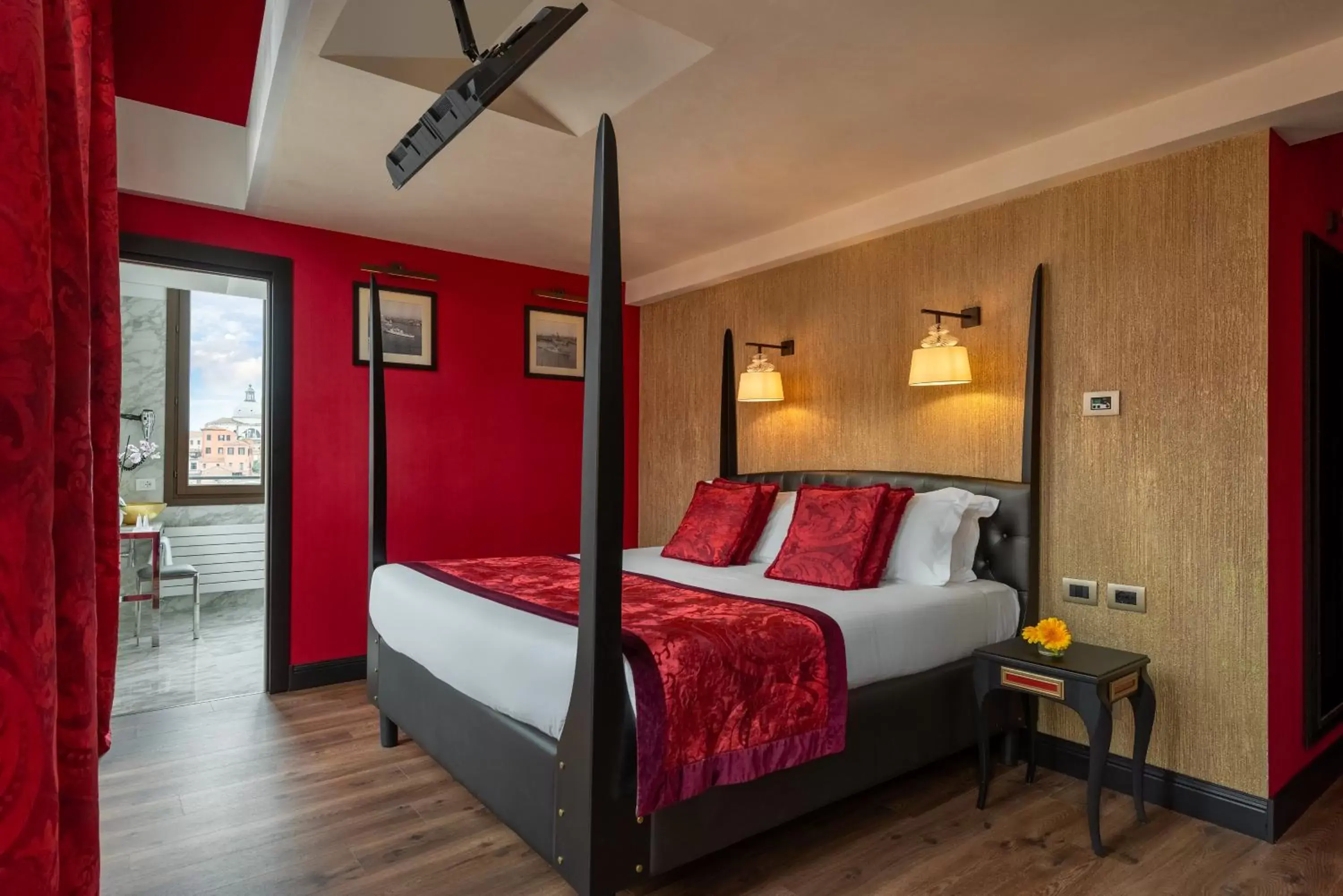 Honeymoon Suite with Jacuzzi and Canal View in Palazzo Veneziano - Venice Collection Honeymoon Suite with Jacuzzi and Canal View in Palazzo Veneziano - Venice Collection