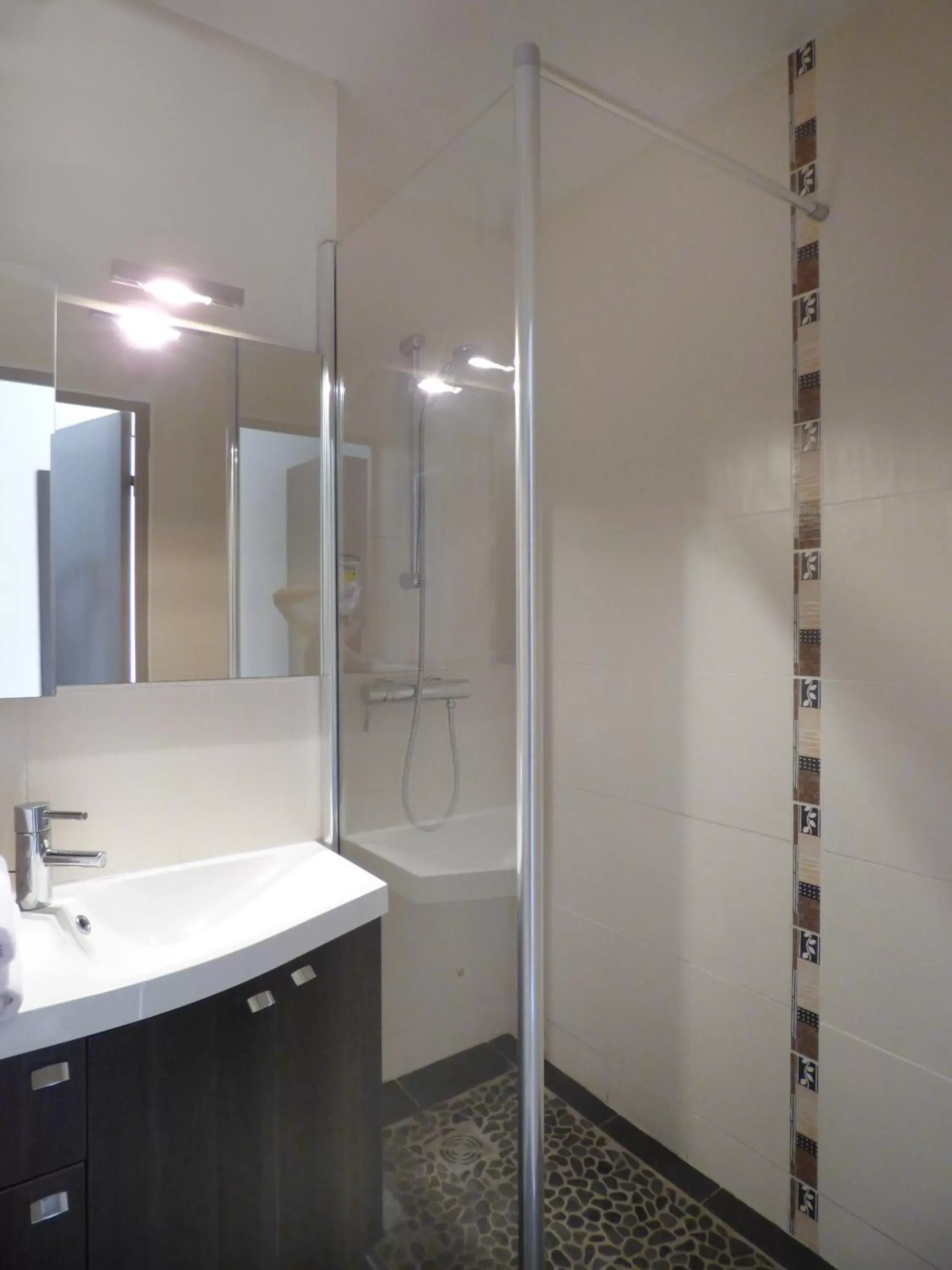 Shower, Bathroom in Les Pins Blancs en Provence