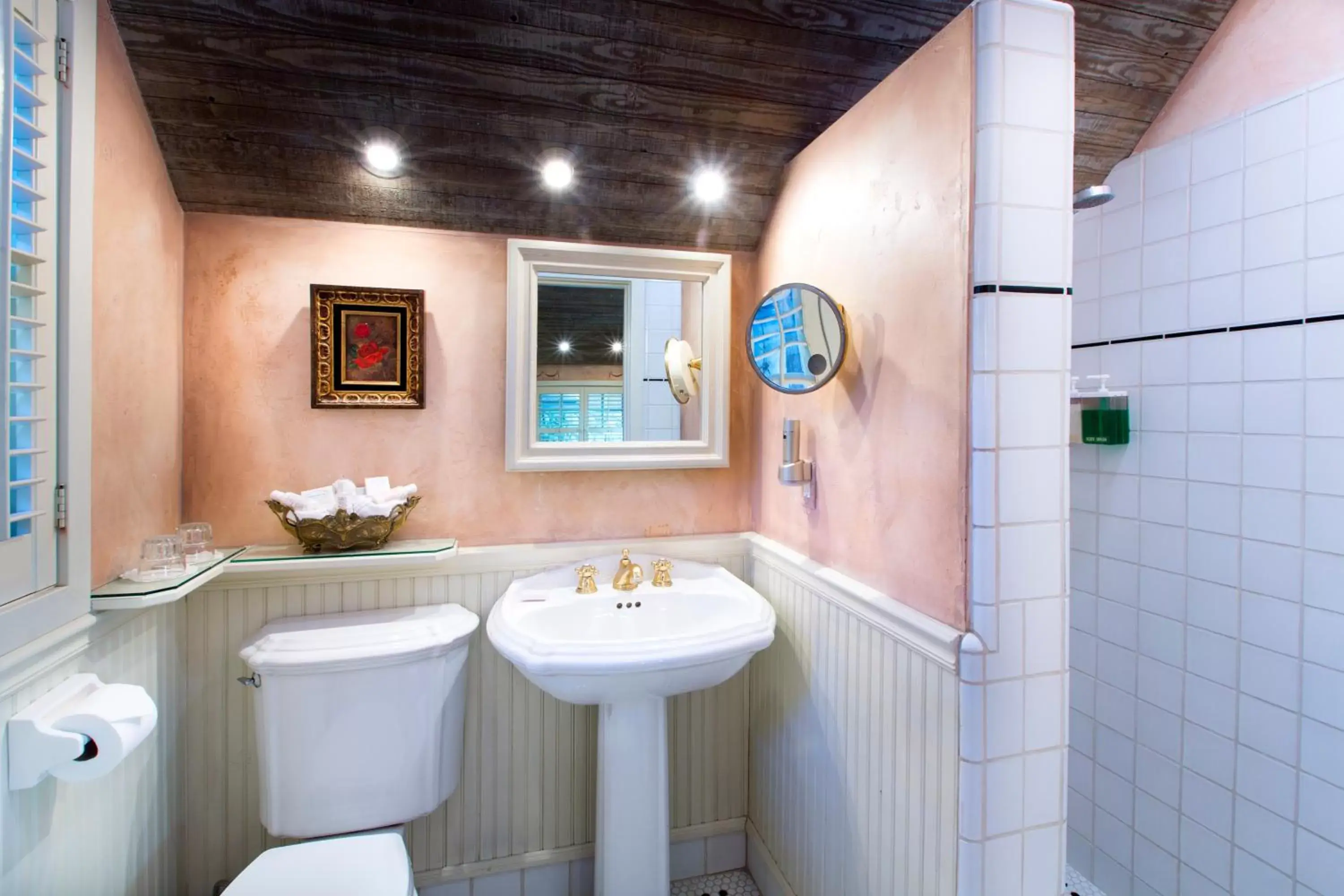 Bathroom in Simpson House Inn