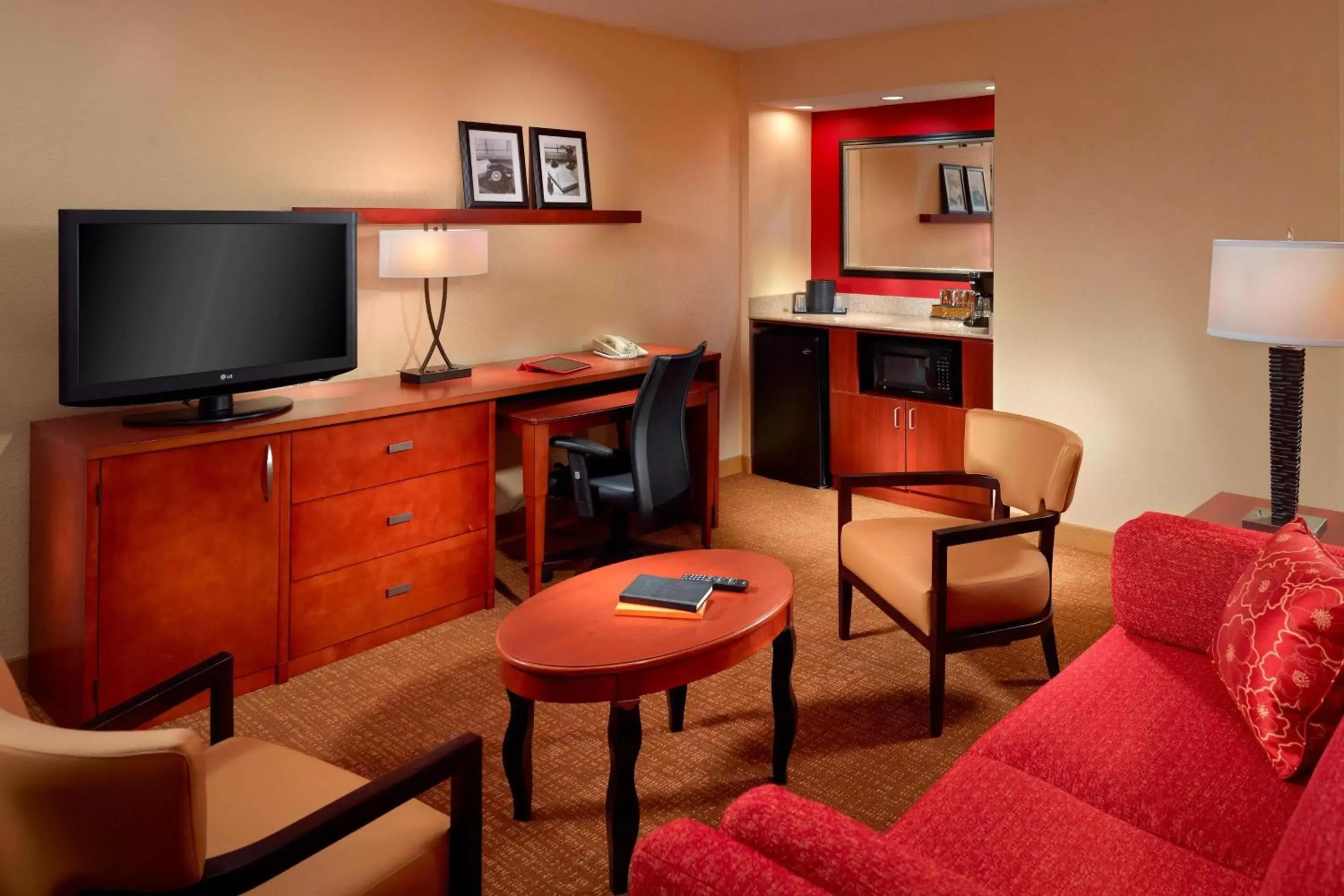 Living room, TV/Entertainment Center in Courtyard by Marriott Columbus