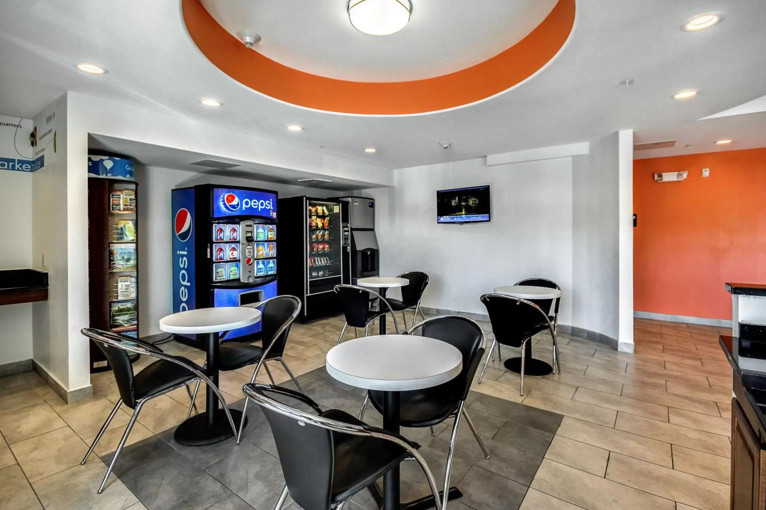 Seating area, Lounge/Bar in Motel 6-Allentown, PA
