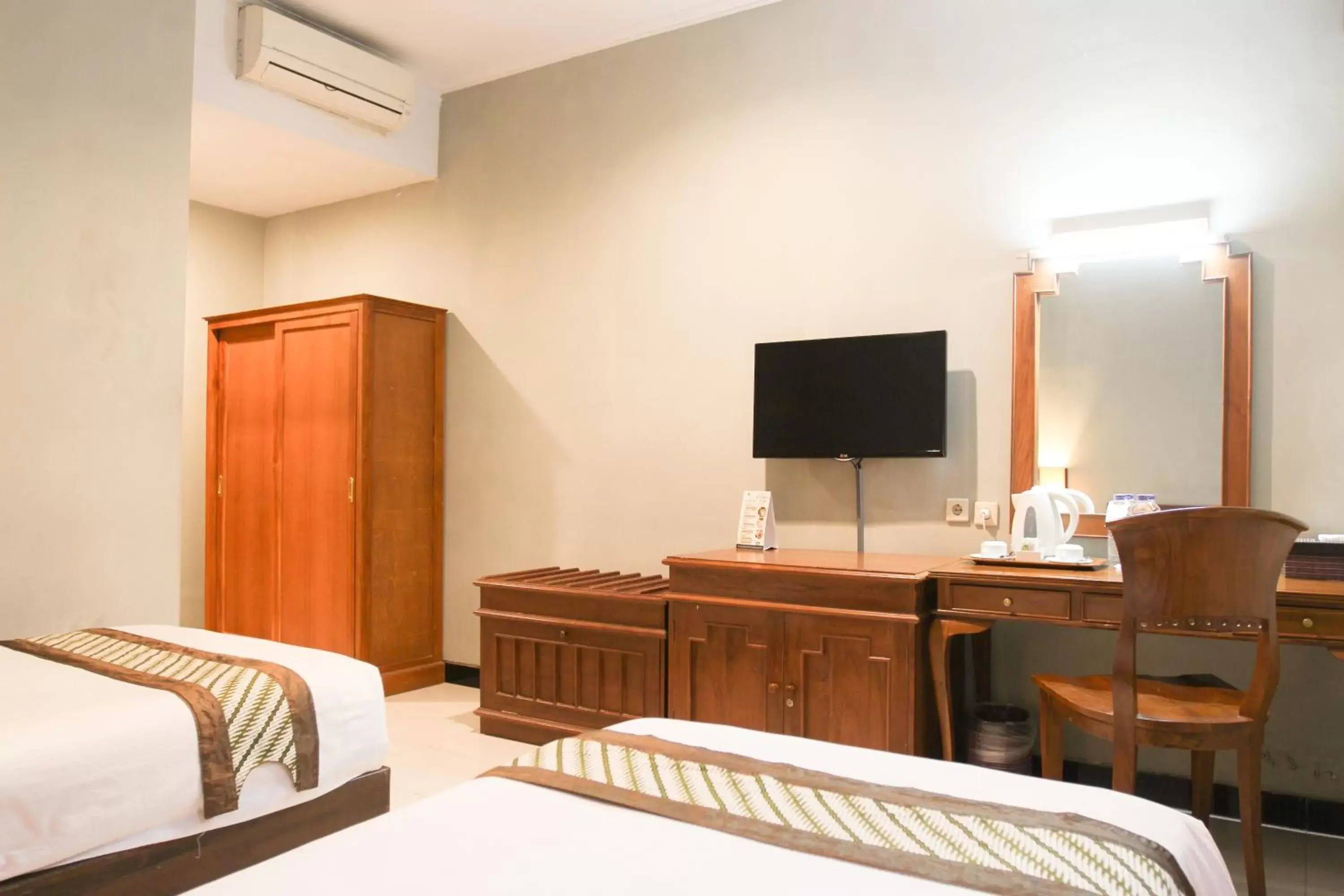 Bed, TV/Entertainment Center in Cakra Kusuma Hotel