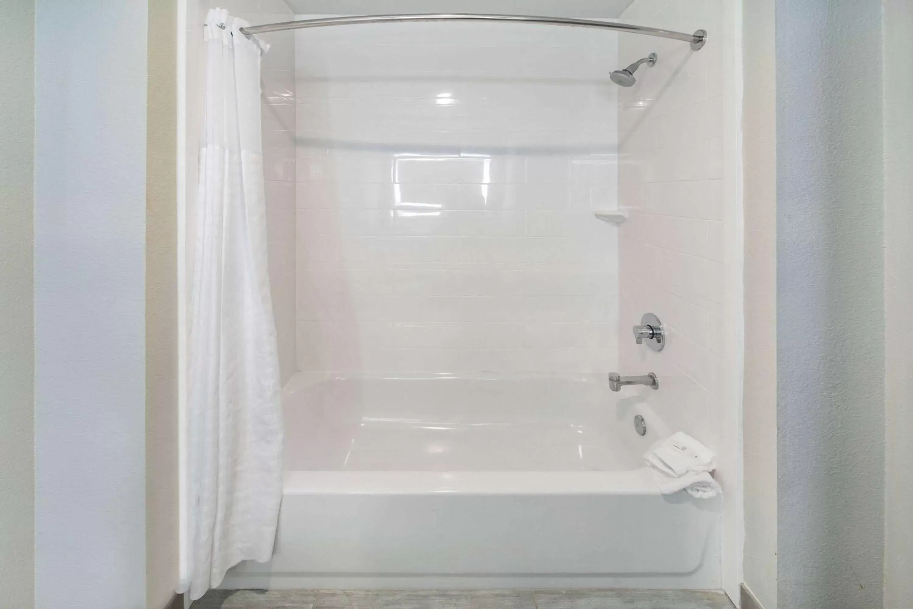 Shower, Bathroom in La Quinta Inn & Suites by Wyndham Galveston North at I-45