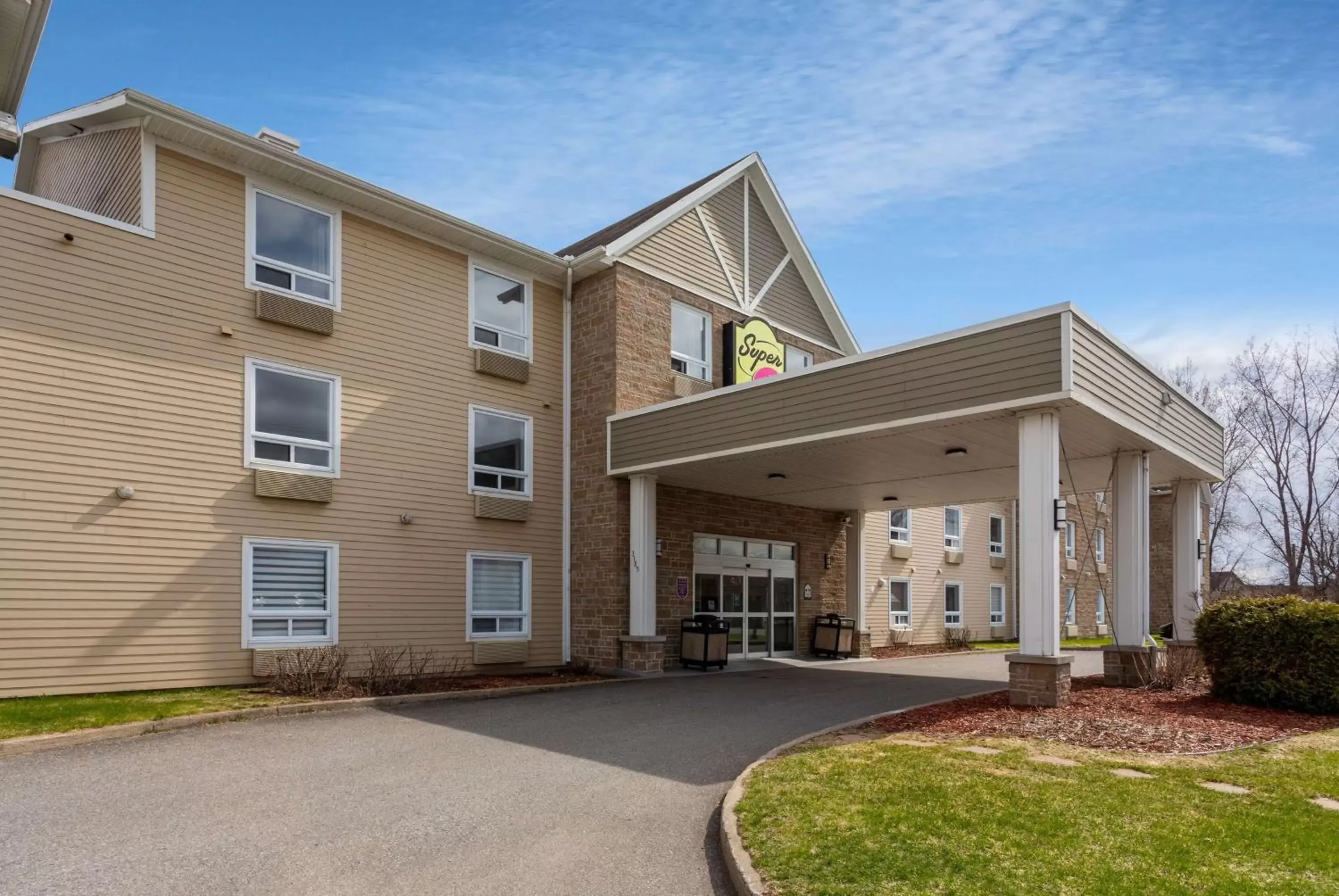 Property Building in Super 8 by Wyndham Trois-Rivieres