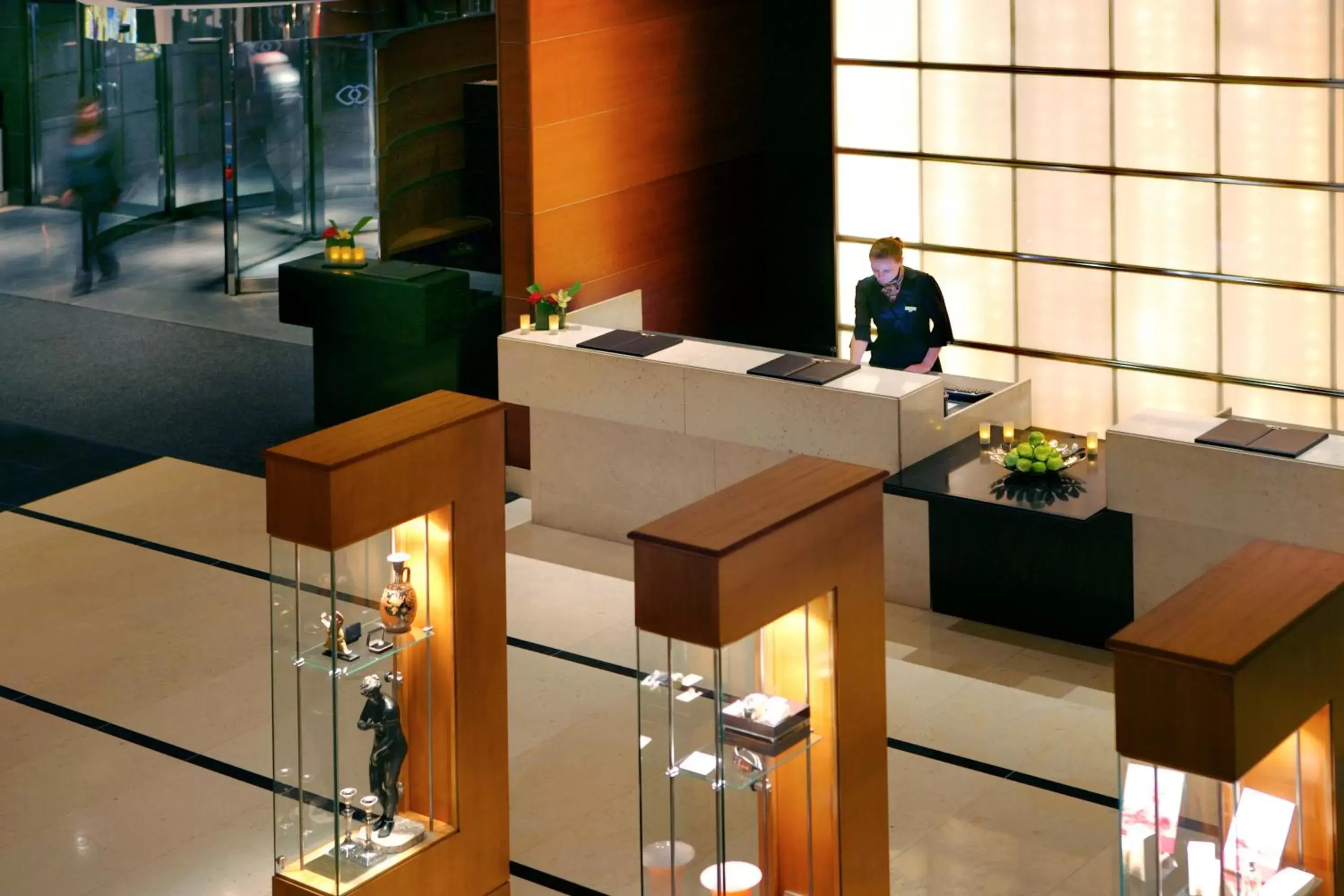 Lobby or reception in Sofitel Montreal Golden Mile