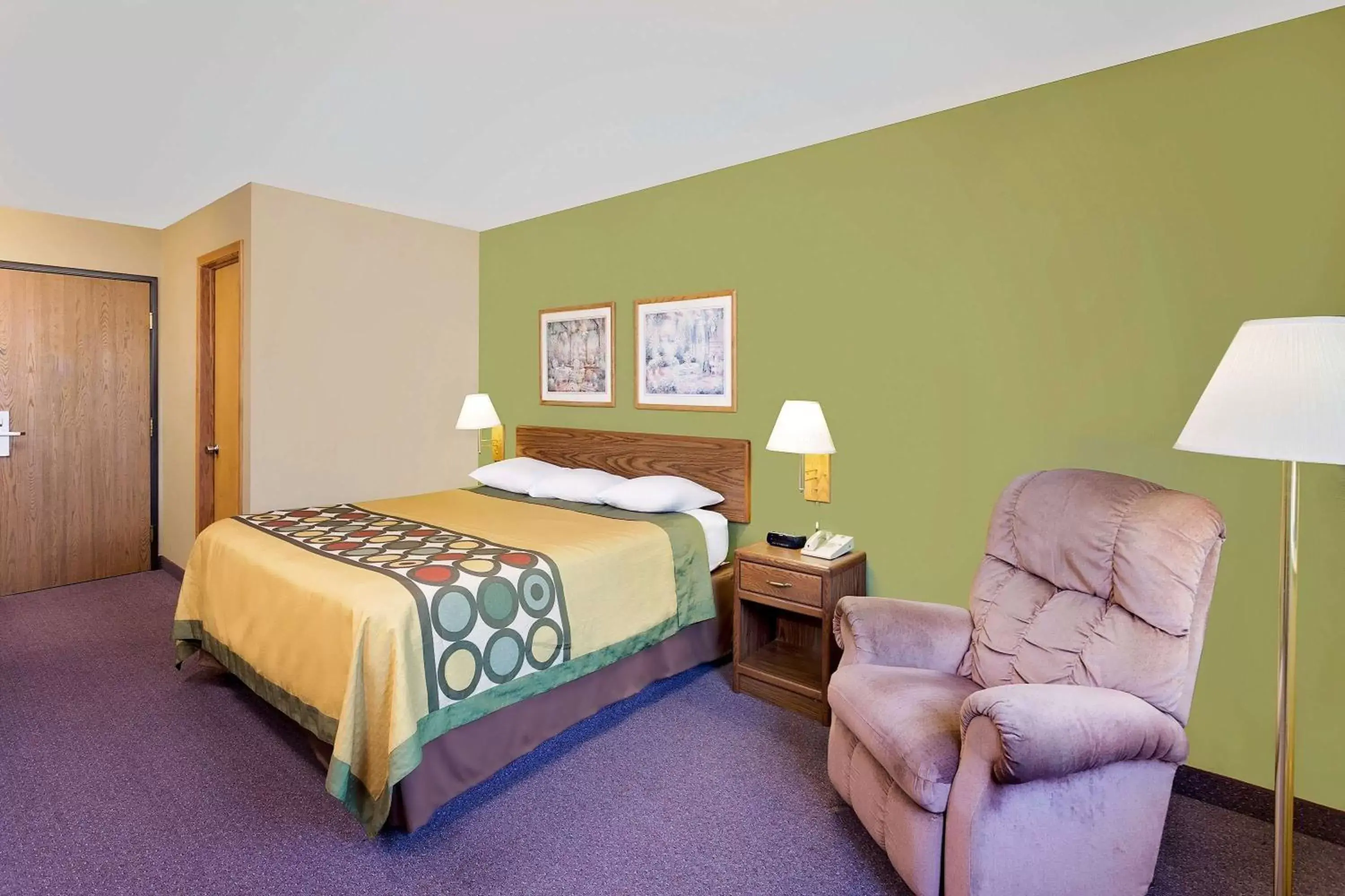 Photo of the whole room, Bed in Super 8 by Wyndham Dyersville