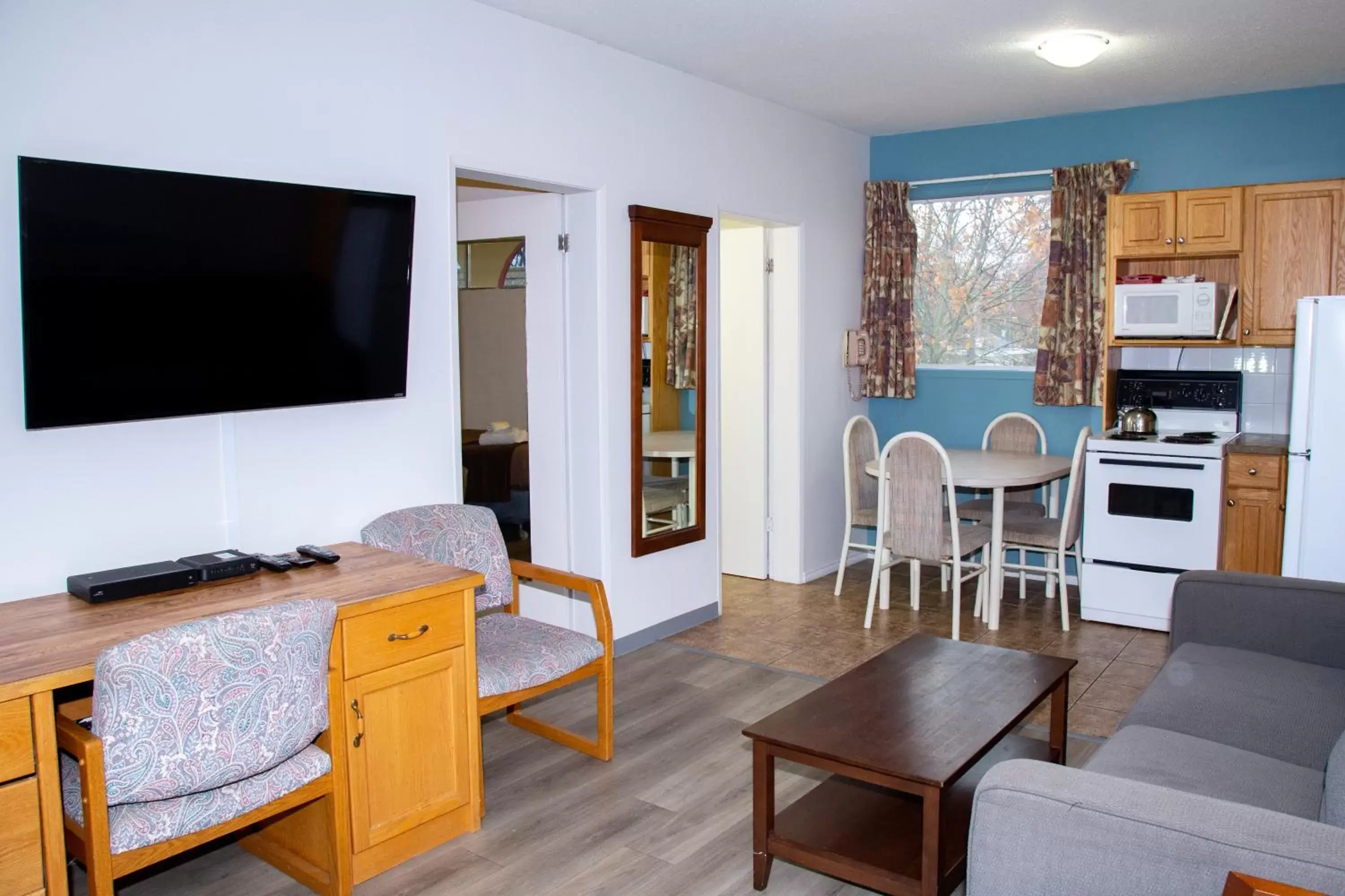 Living room, TV/Entertainment Center in Spanish Villa Resort