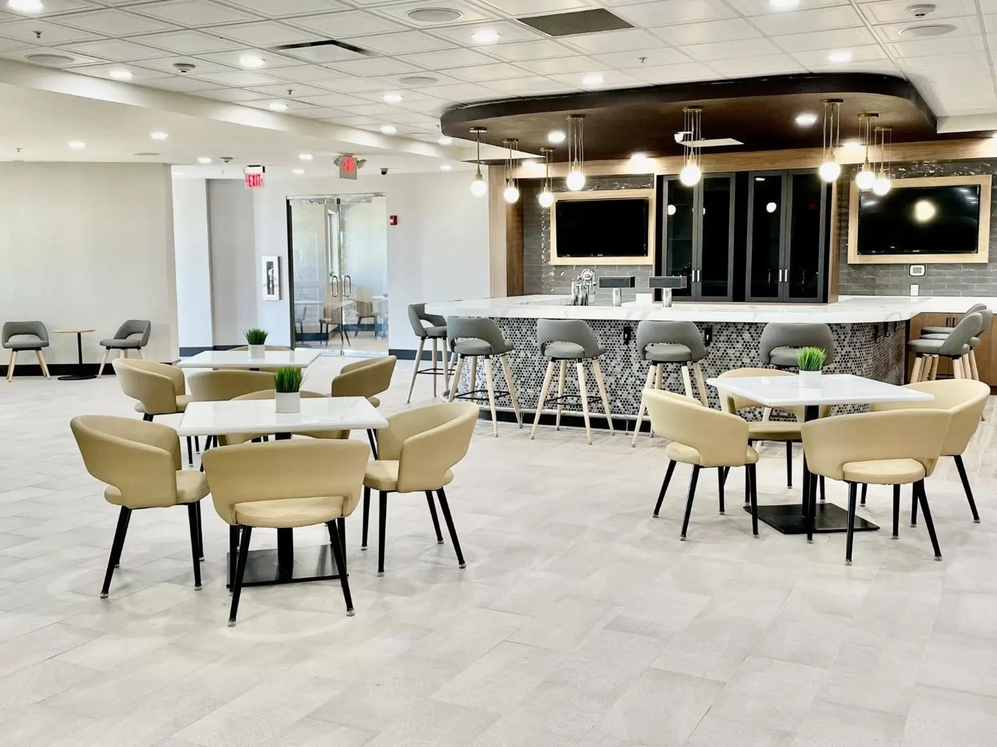 Lounge or bar, Restaurant/Places to Eat in Holiday Inn Lansdale-Hatfield, an IHG Hotel