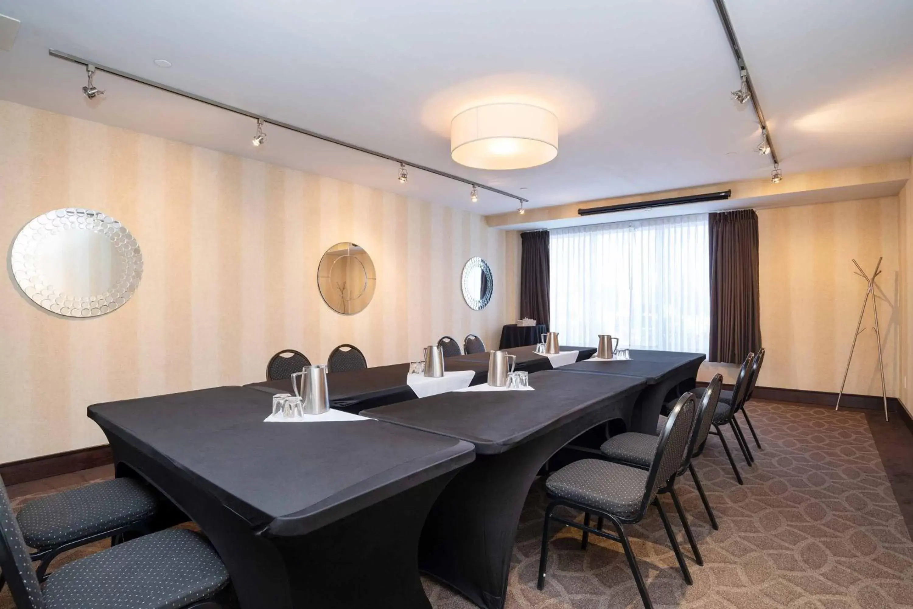 Meeting/conference room in Sandman Hotel & Suites Calgary South