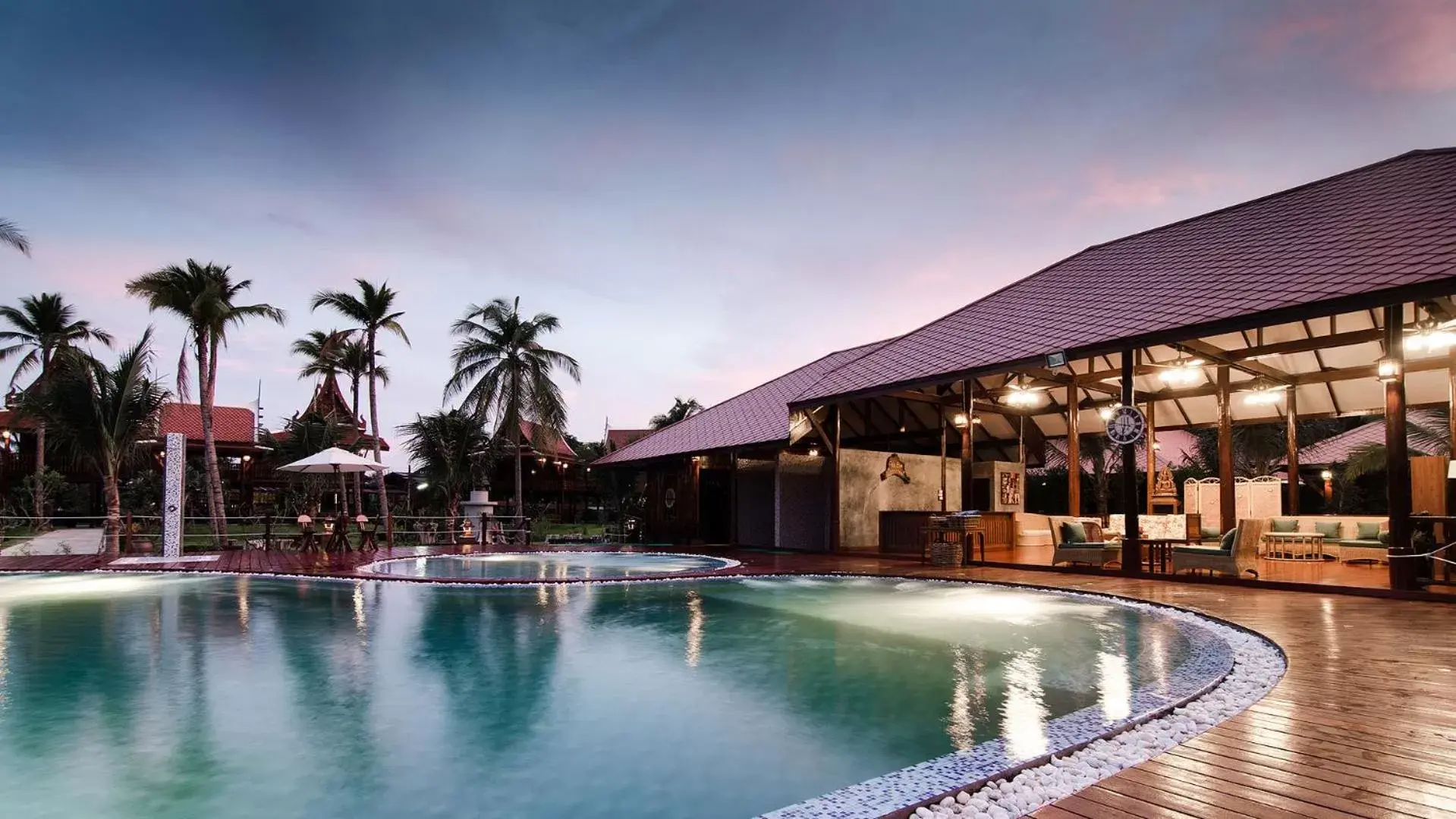 Facade/entrance, Swimming Pool in Maikaew Damnoen Resort