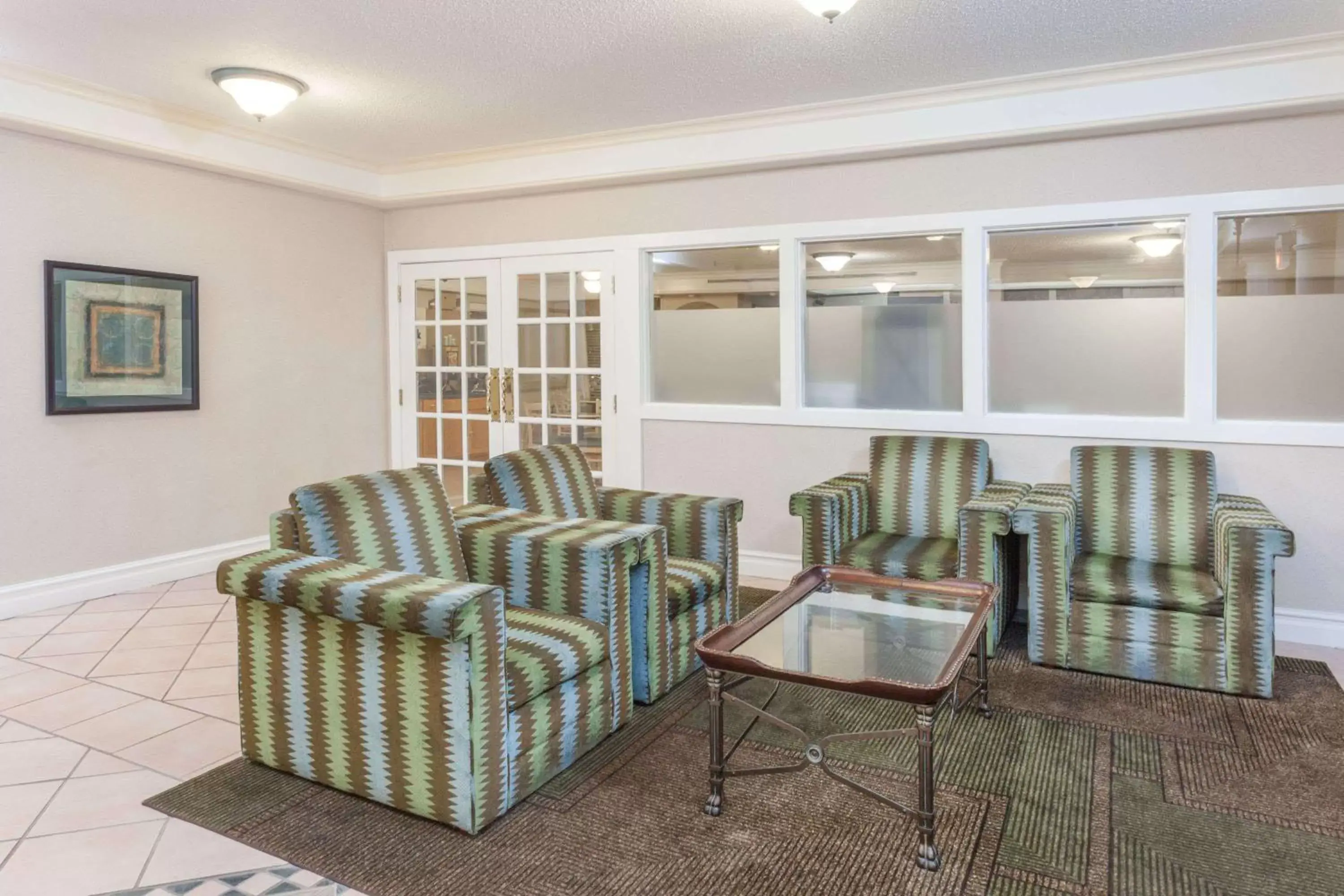 Lobby or reception, Seating Area in Days Inn & Suites by Wyndham Arlington Heights