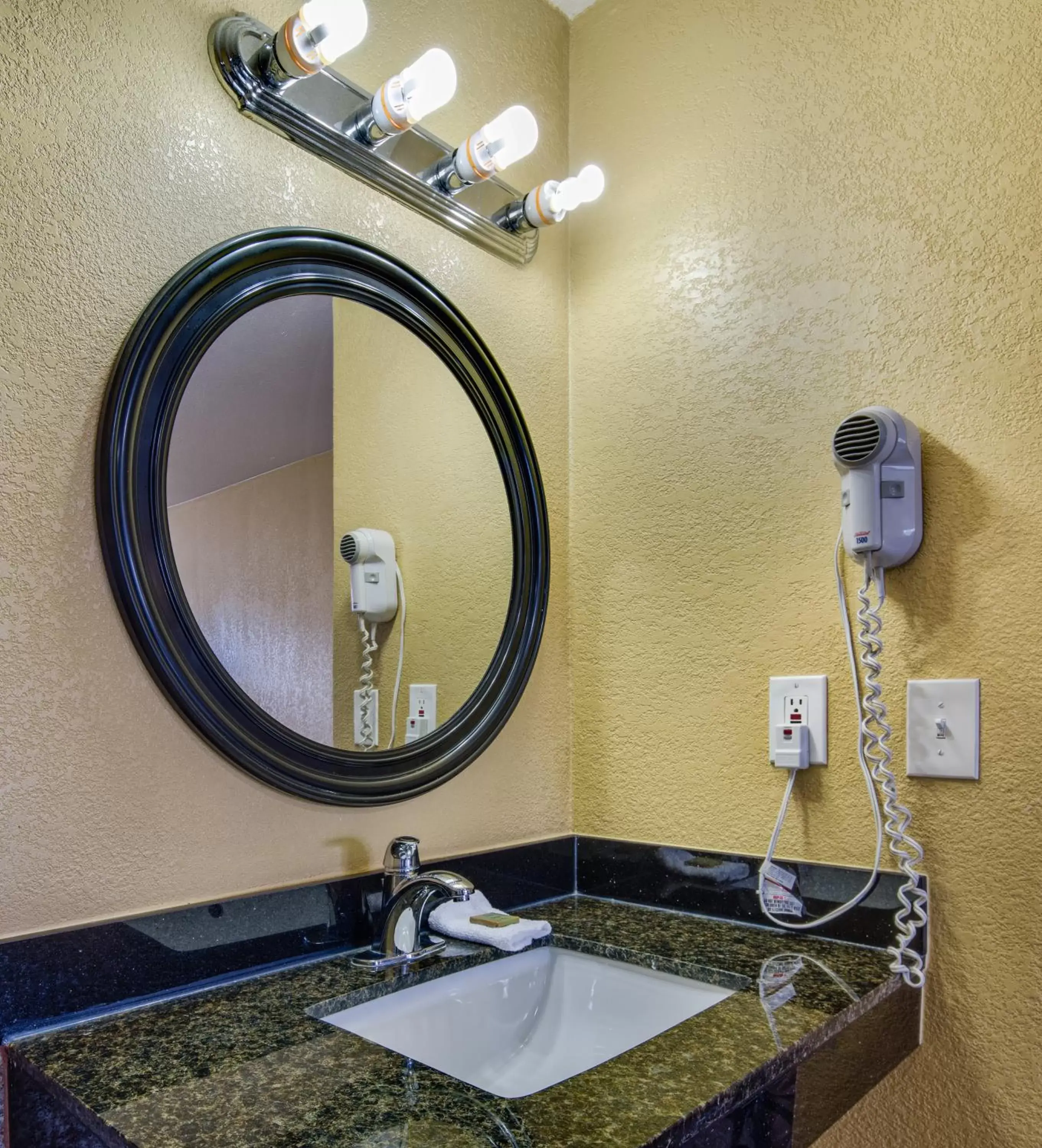 Bathroom in Americas Best Value Inn Richmond