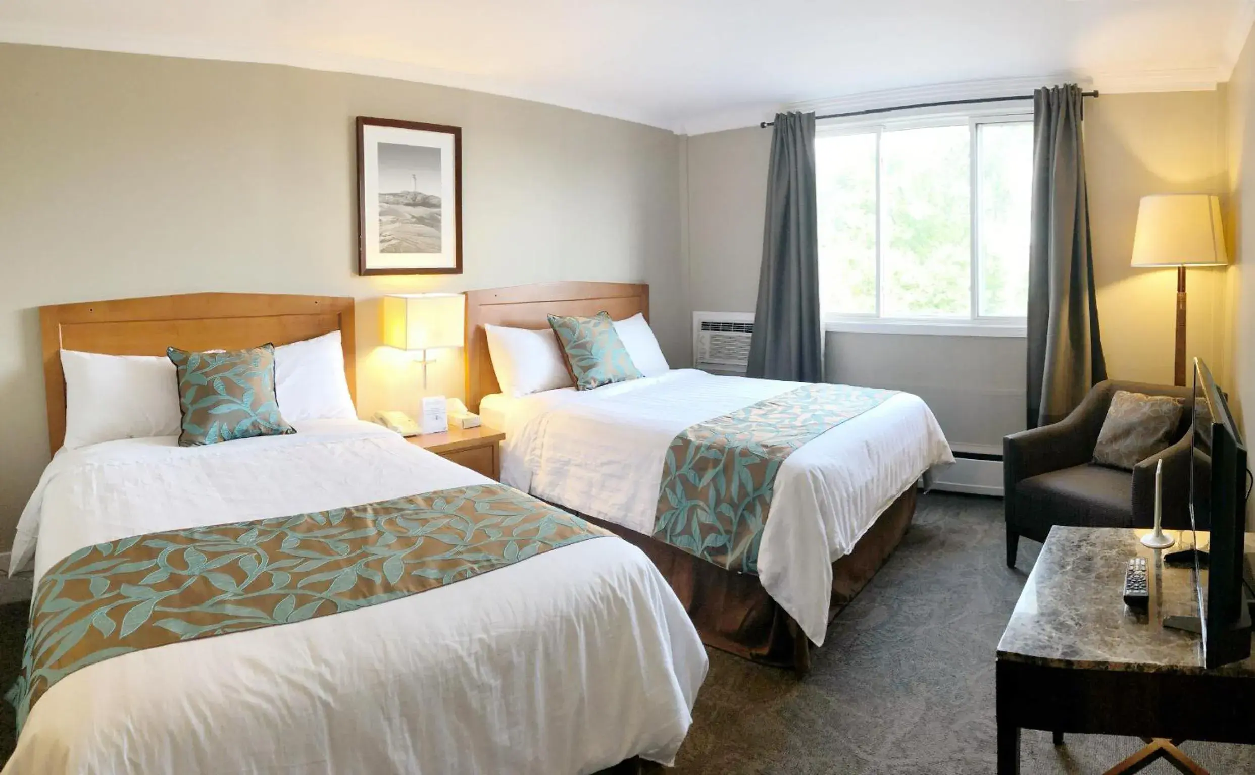 Bedroom, Bed in Seasons Inn Halifax