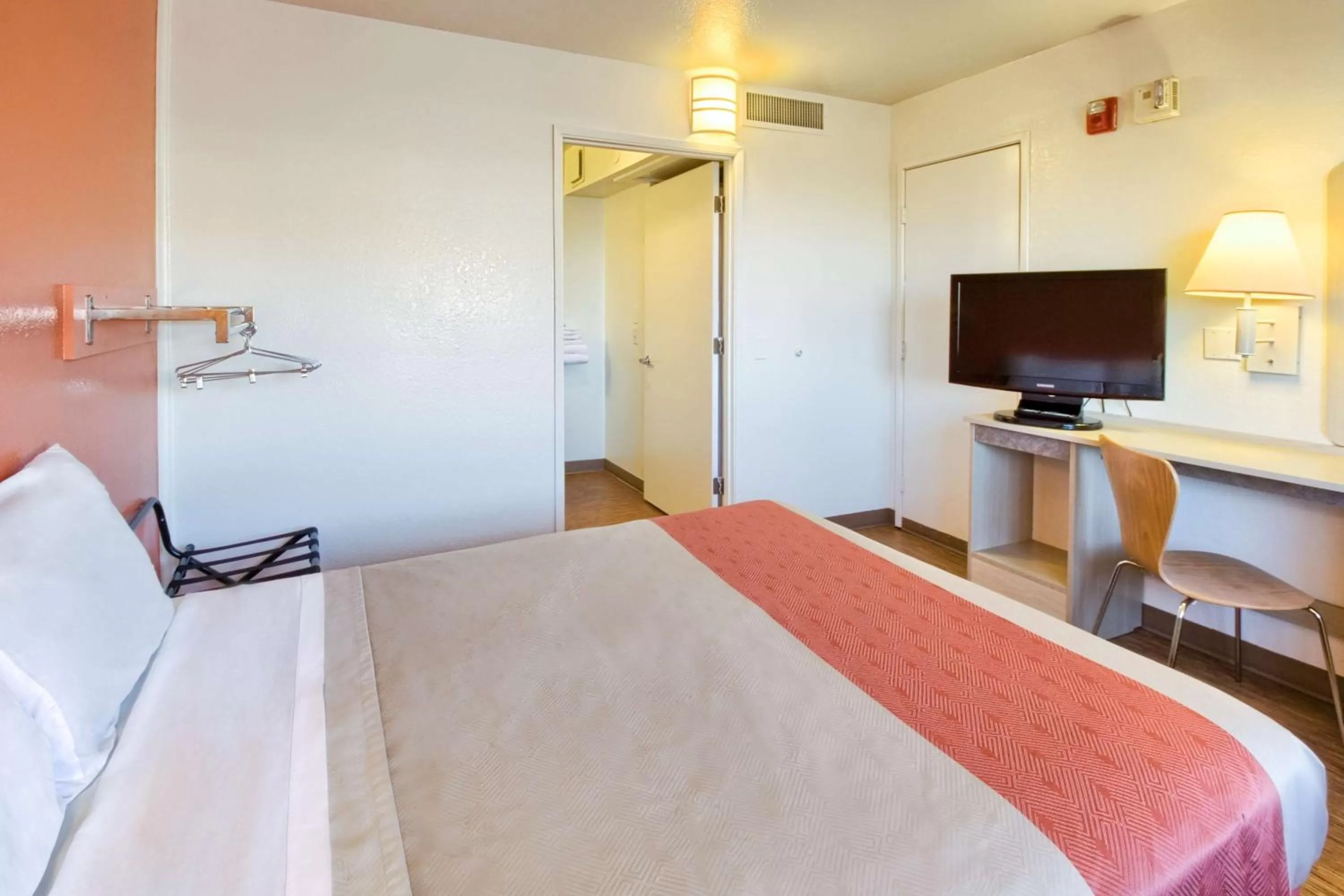 TV and multimedia, Bed in Motel 6-Pendleton, OR