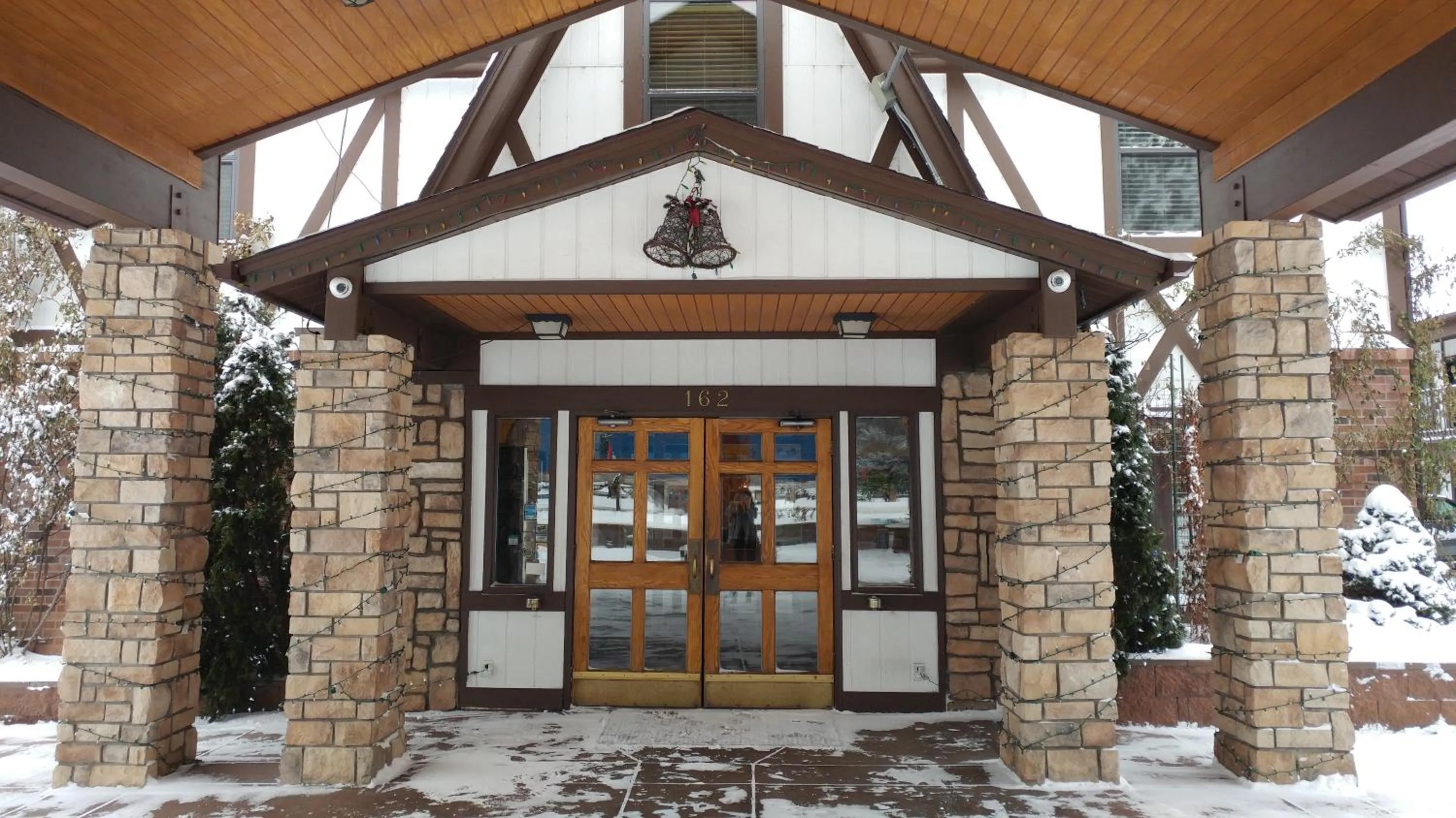 Facade/entrance in Silver Spruce Inn