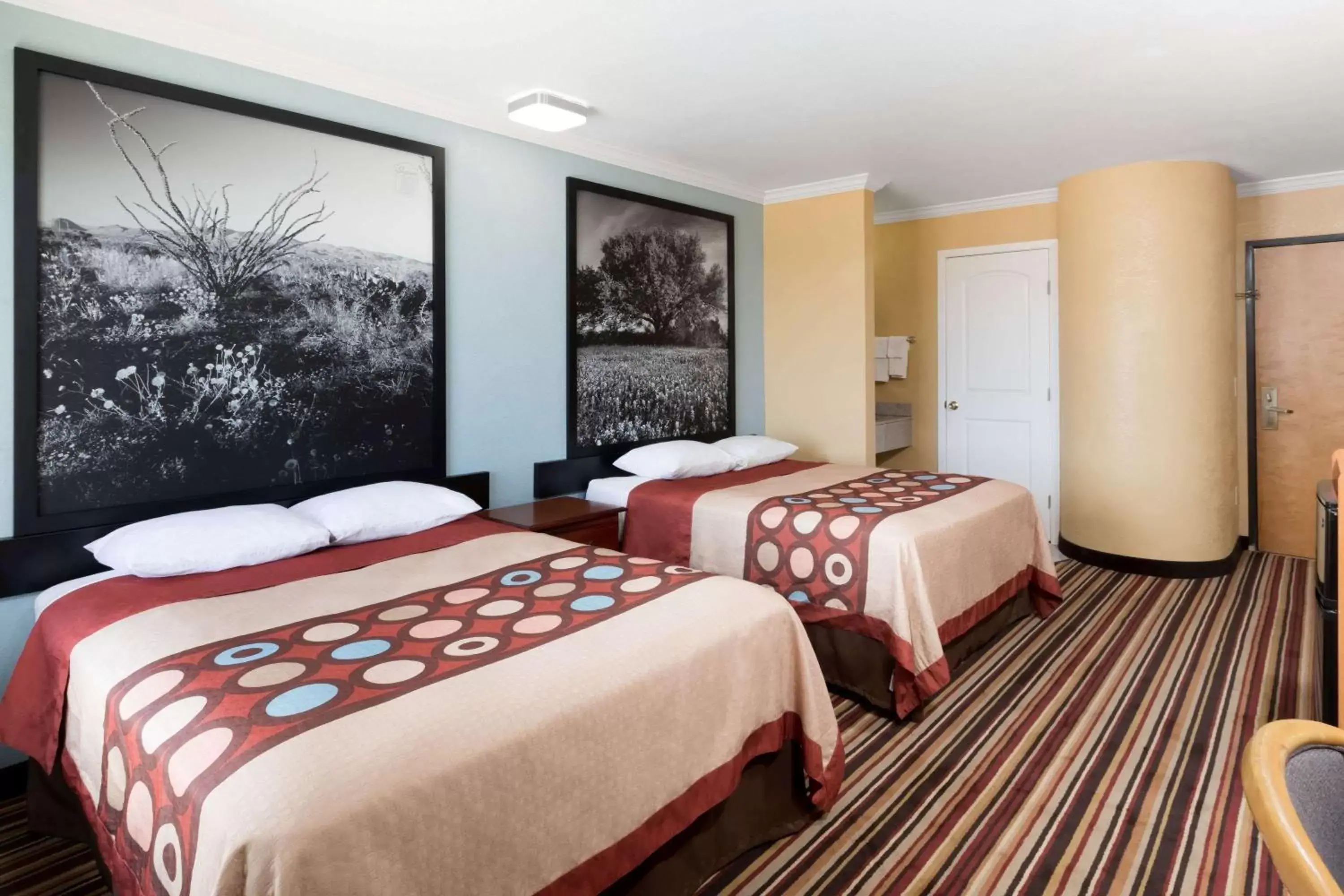 Photo of the whole room, Bed in Super 8 by Wyndham Midland