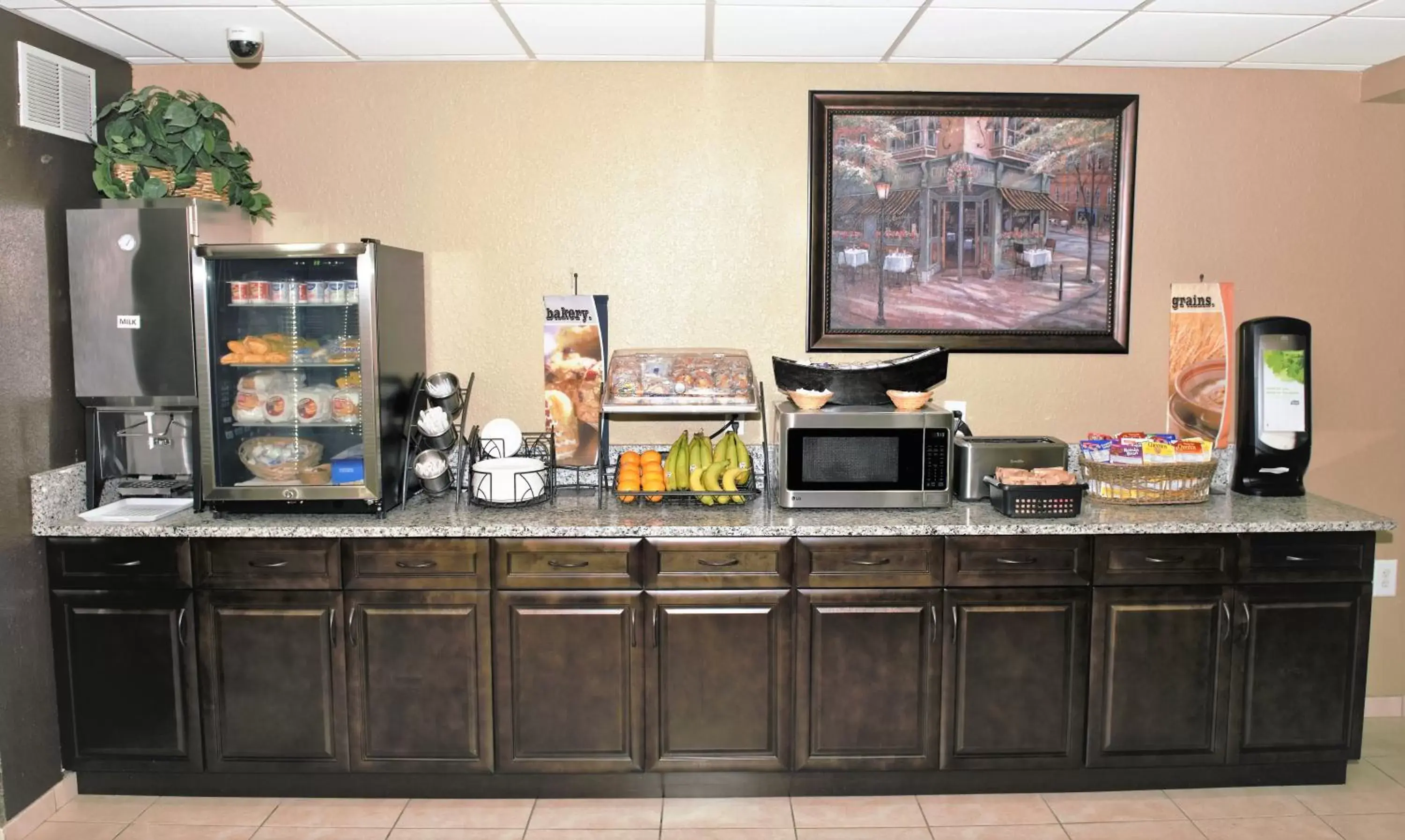 Continental breakfast in Microtel Inn & Suites by Wyndham Jacksonville Airport