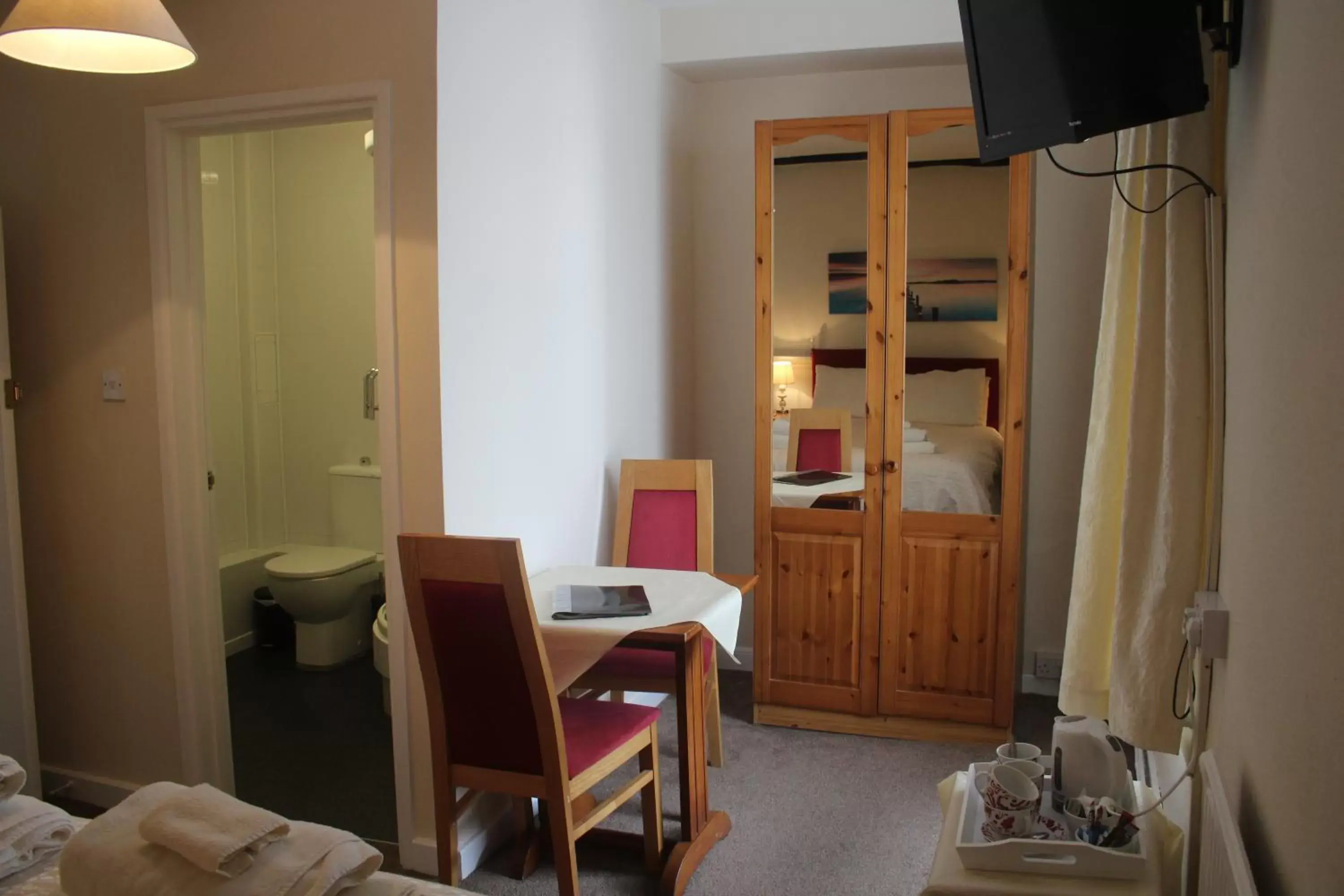 Bathroom, TV/Entertainment Center in The Five Bells, Eastry