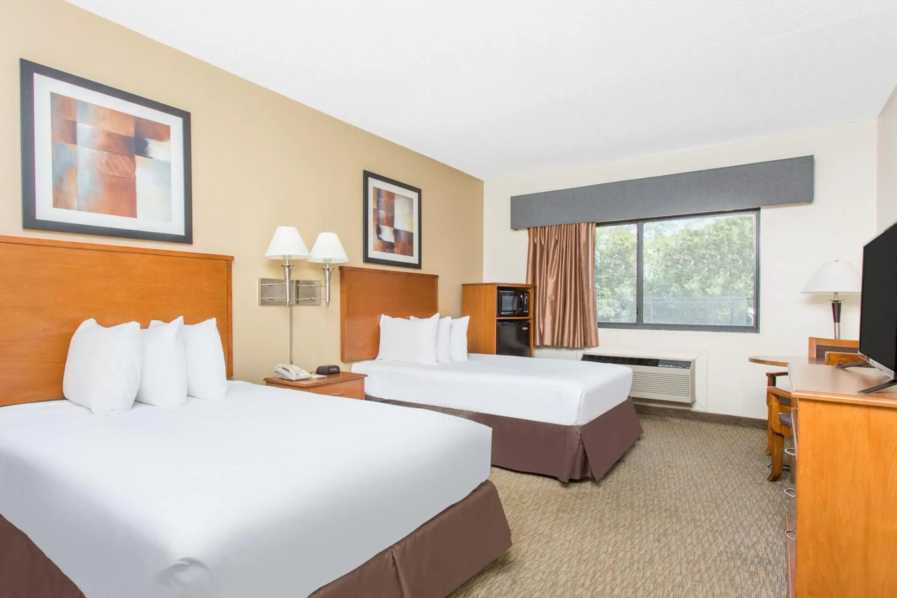 Bed in Days Inn By Wyndham Phenix City Near Fort Moore Bed in Days Inn By Wyndham Phenix City Near Fort Moore