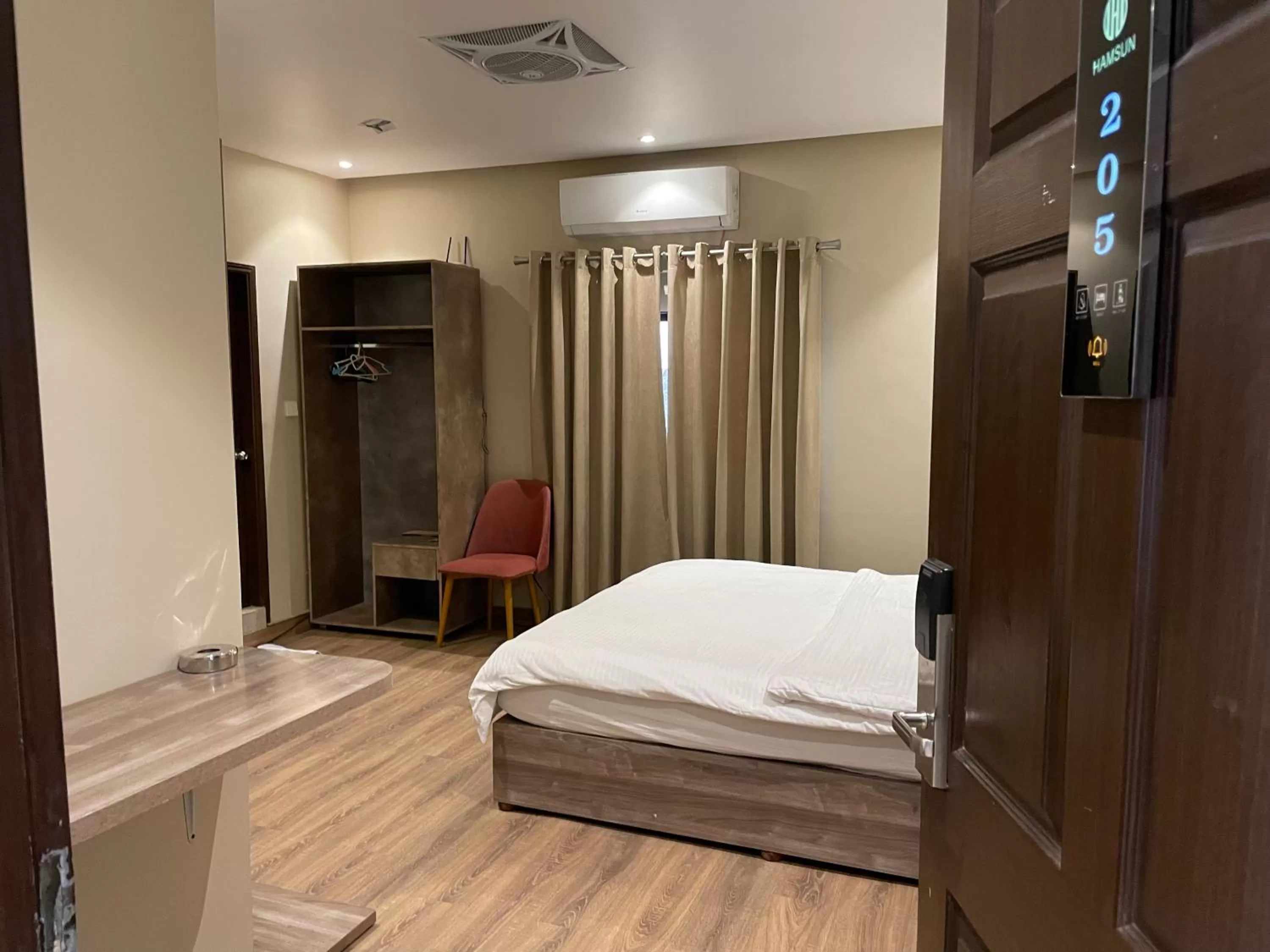 Bed in Hamsun Shahrah-e-Faisal