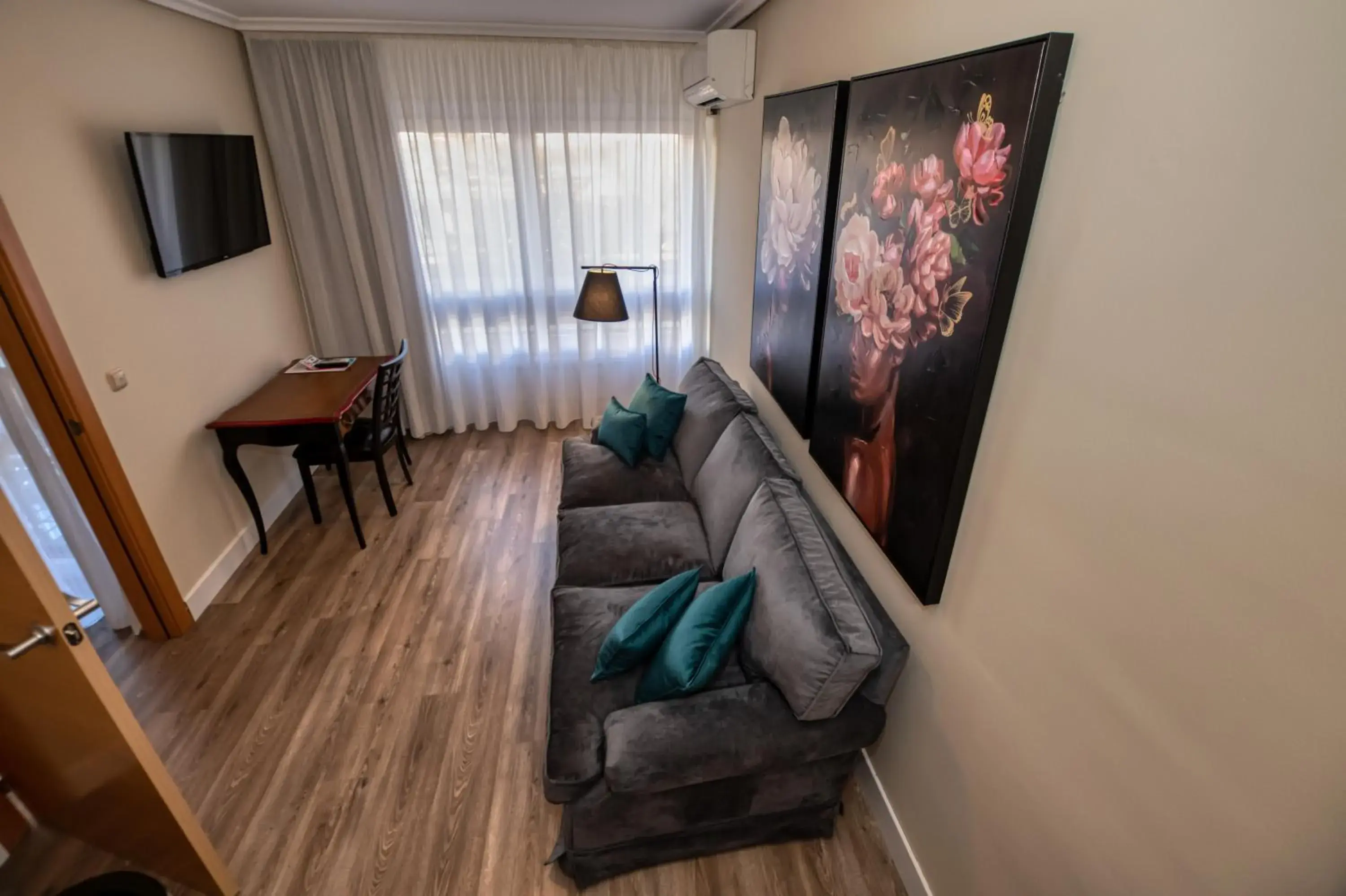 Photo of the whole room, Seating Area in Hotel Castilla Vieja