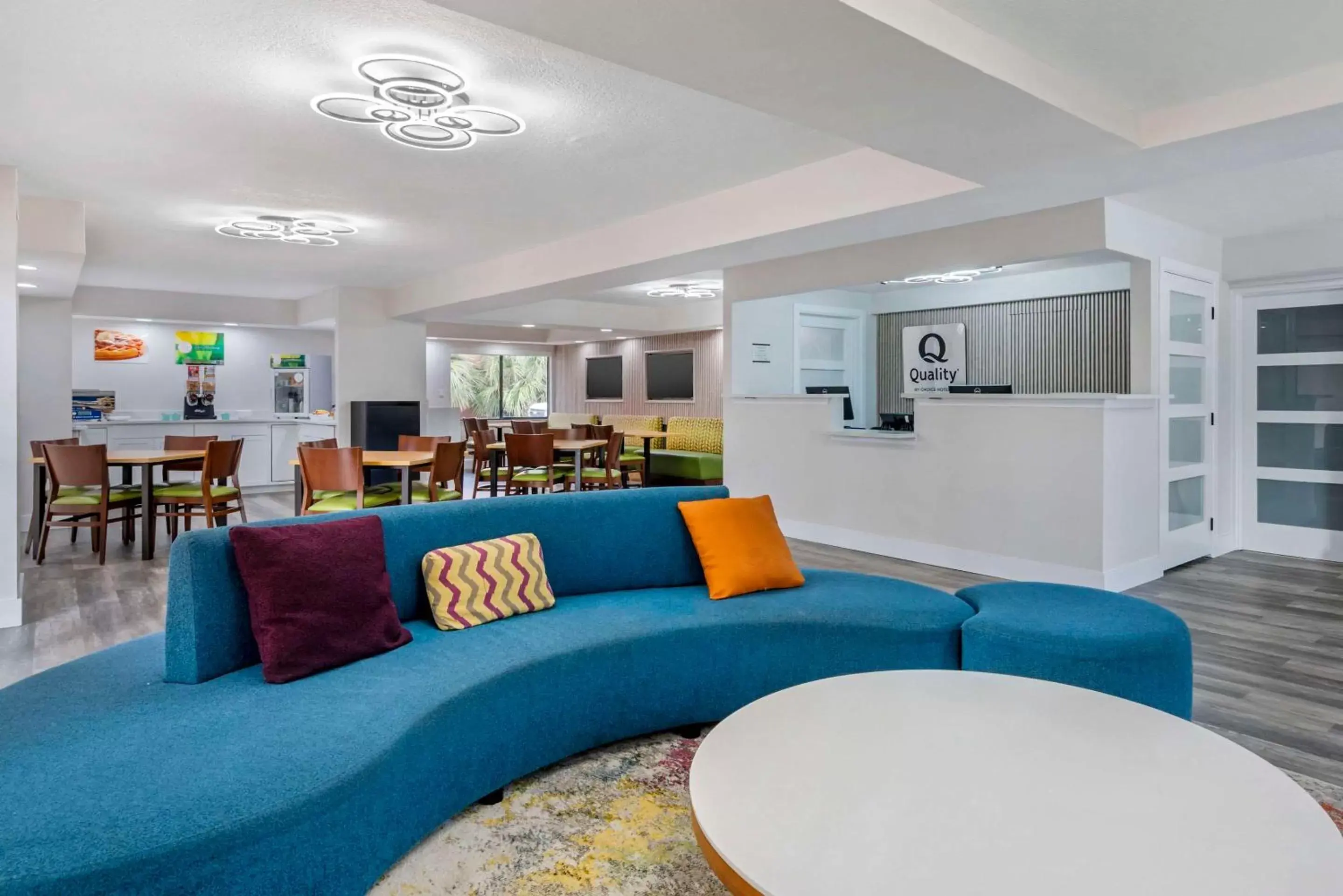 Lobby or reception, Seating Area in Days Inn & Suites by Wyndham Orlando East UCF Area