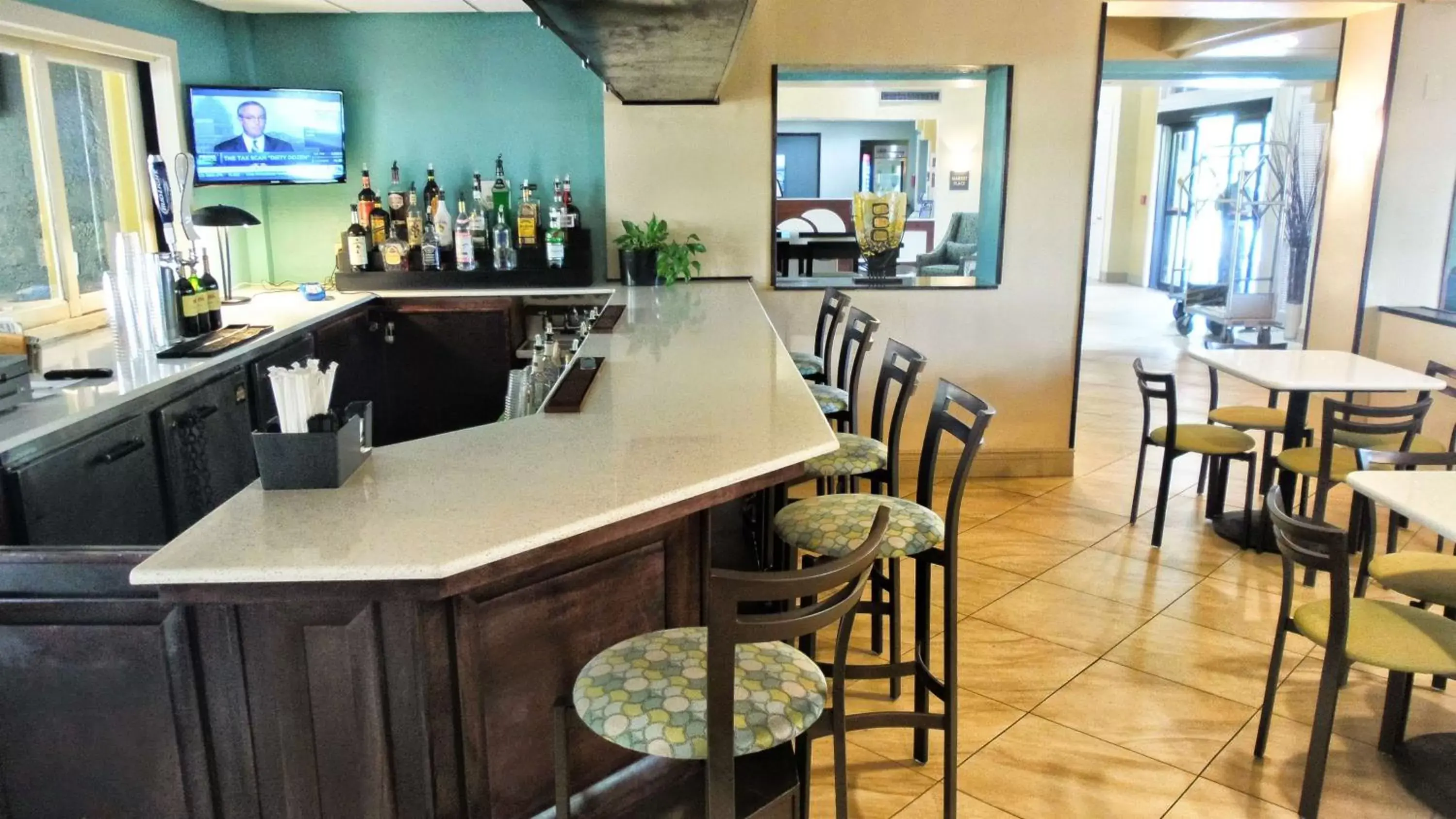 Lounge or bar in Best Western Plus Deerfield Beach Hotel & Suites