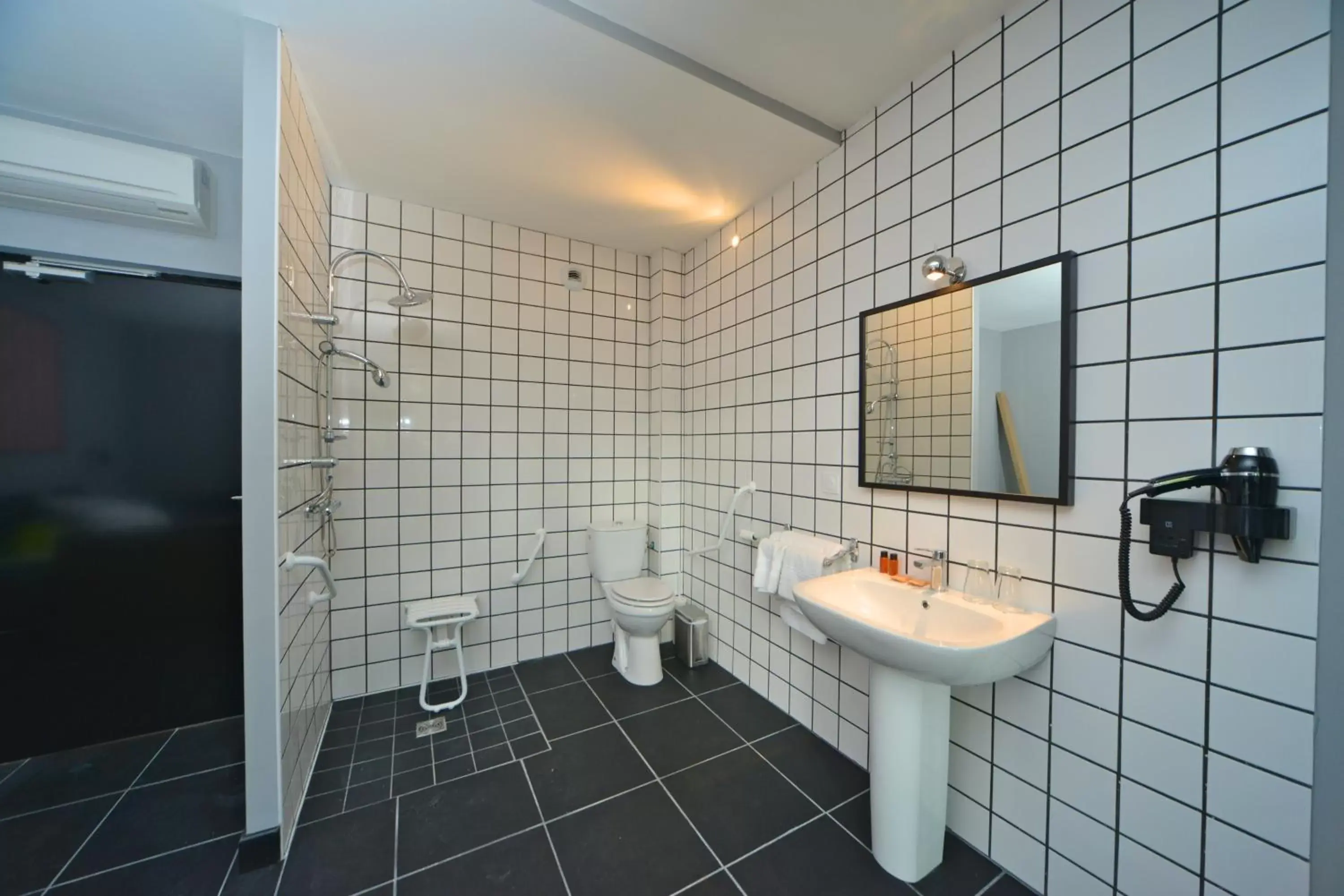 Bathroom in Logis - Hotel Restaurant La Mire
