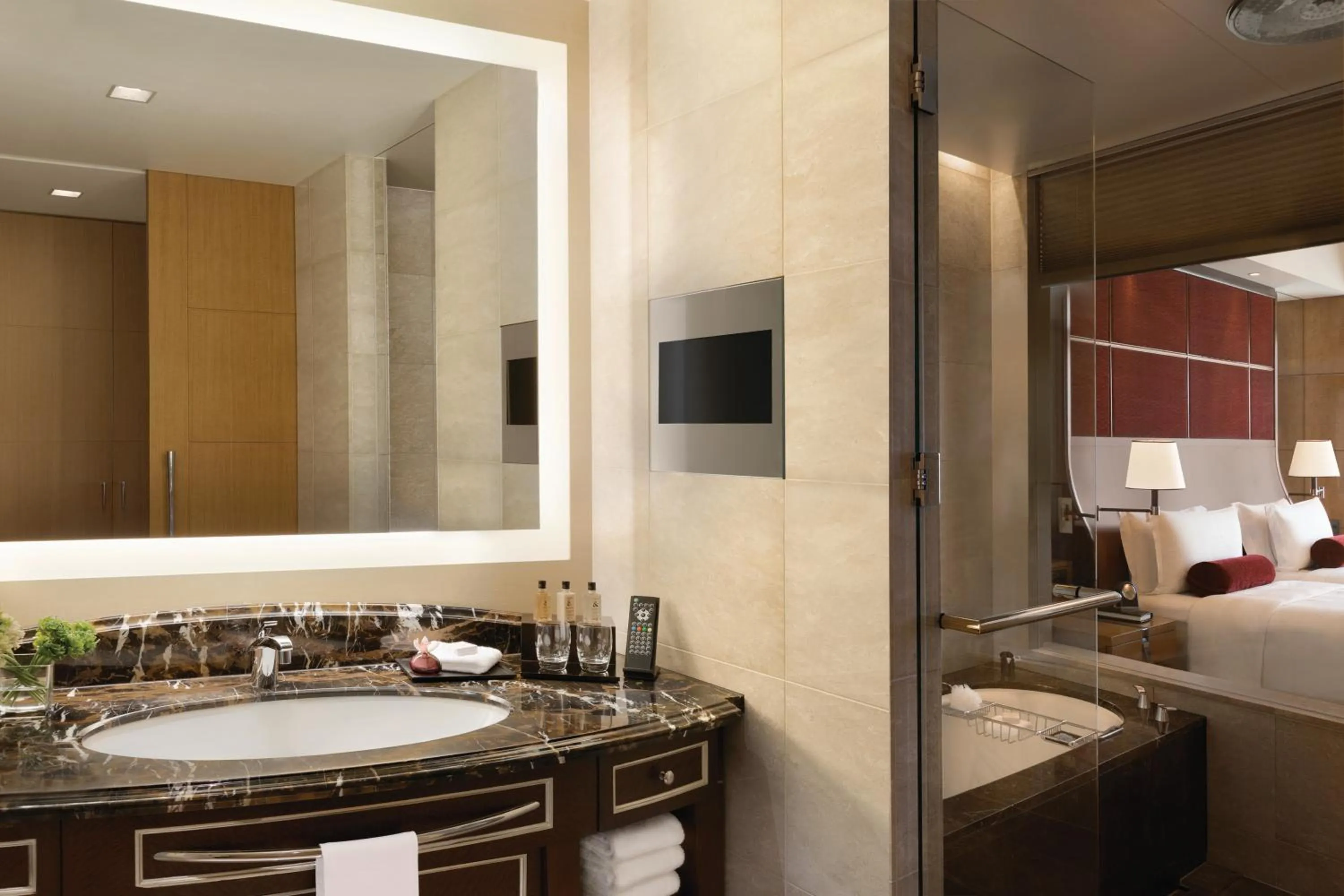 Bathroom, Bed in Shangri-La Tokyo