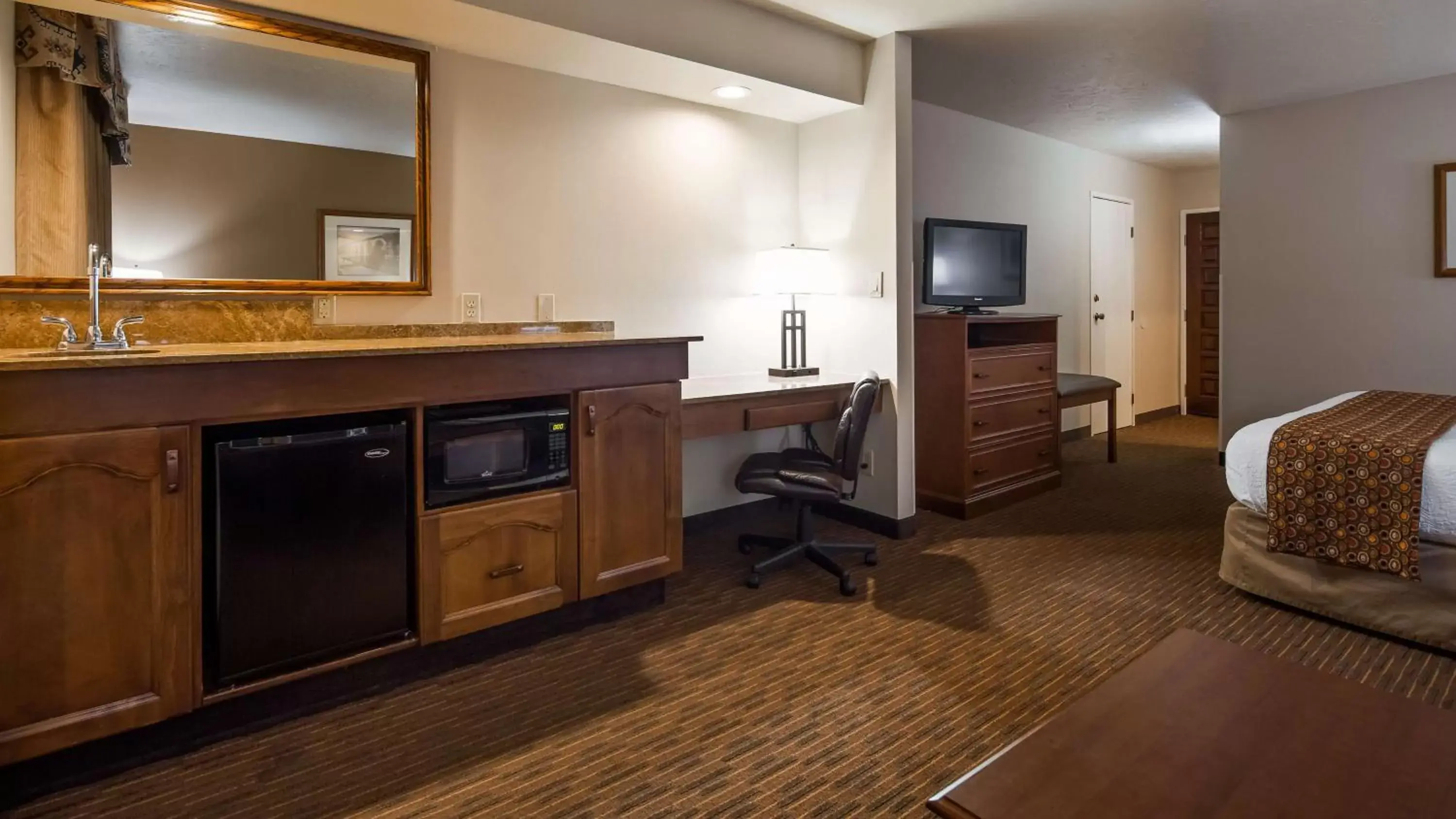 Photo of the whole room, TV/Entertainment Center in Best Western Casa Grande Inn