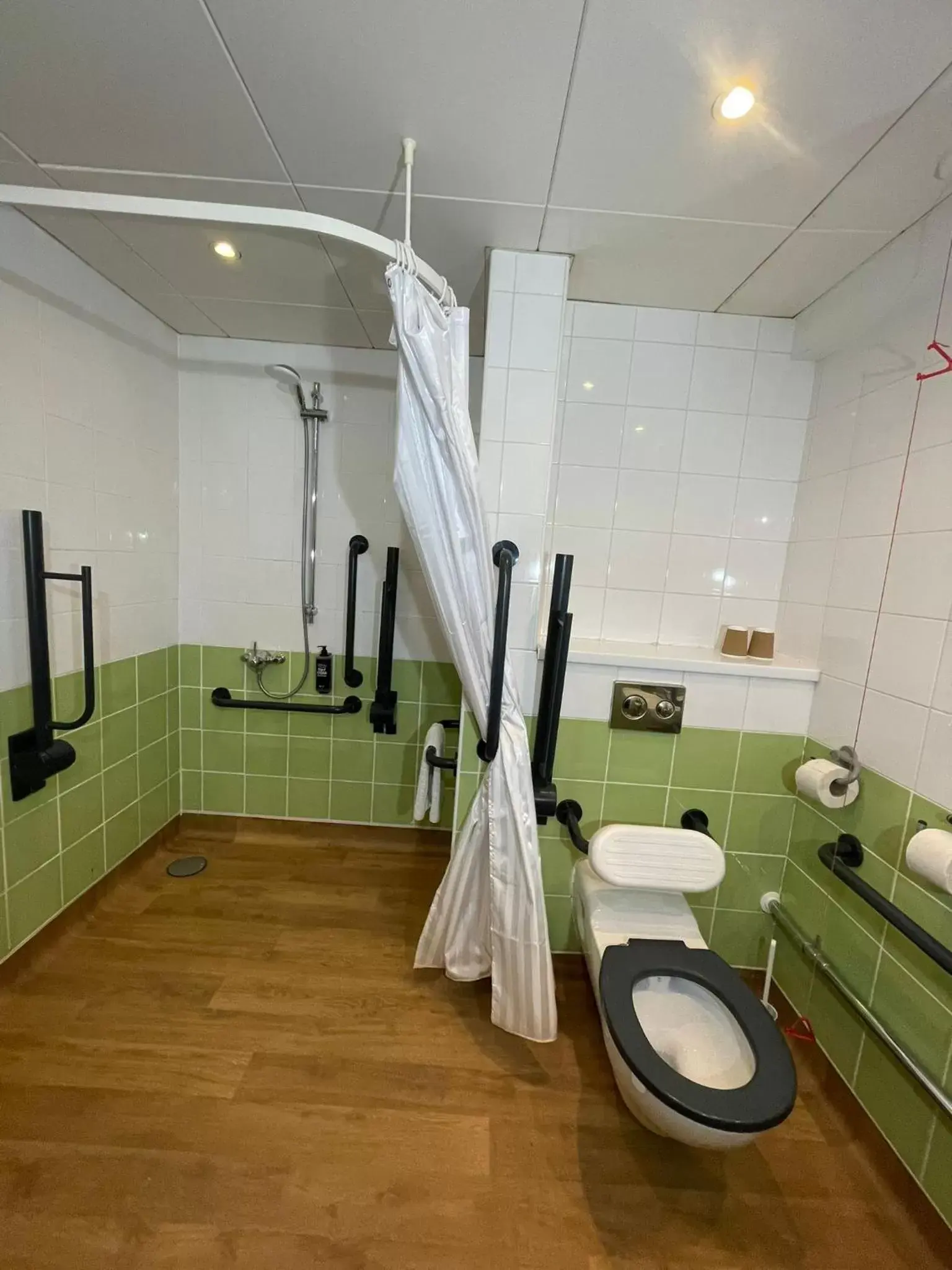 Shower, Bathroom in ETAP Hotel Belfast