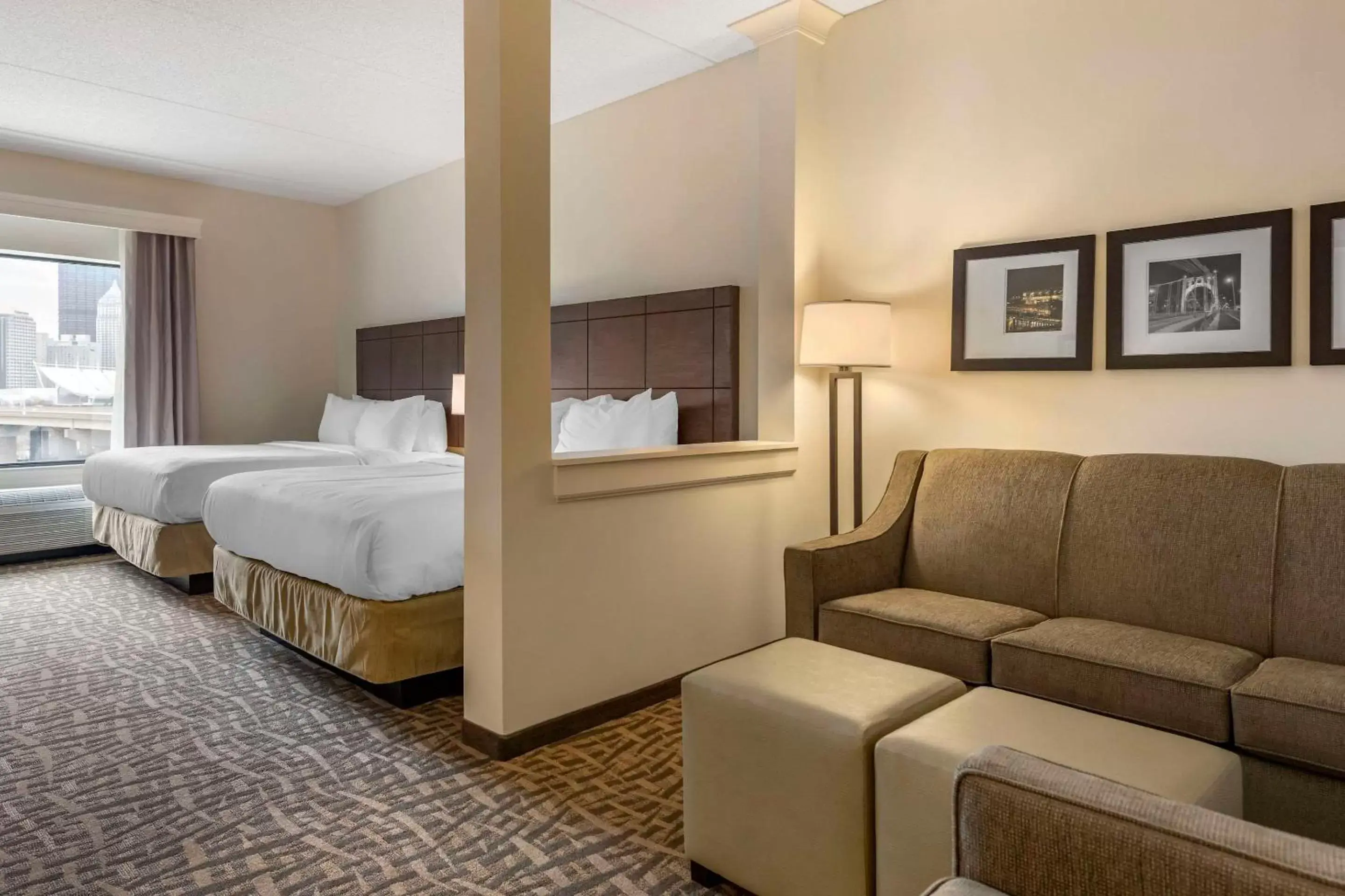 Bedroom, Bed in Comfort Inn & Suites Pittsburgh-Northshore