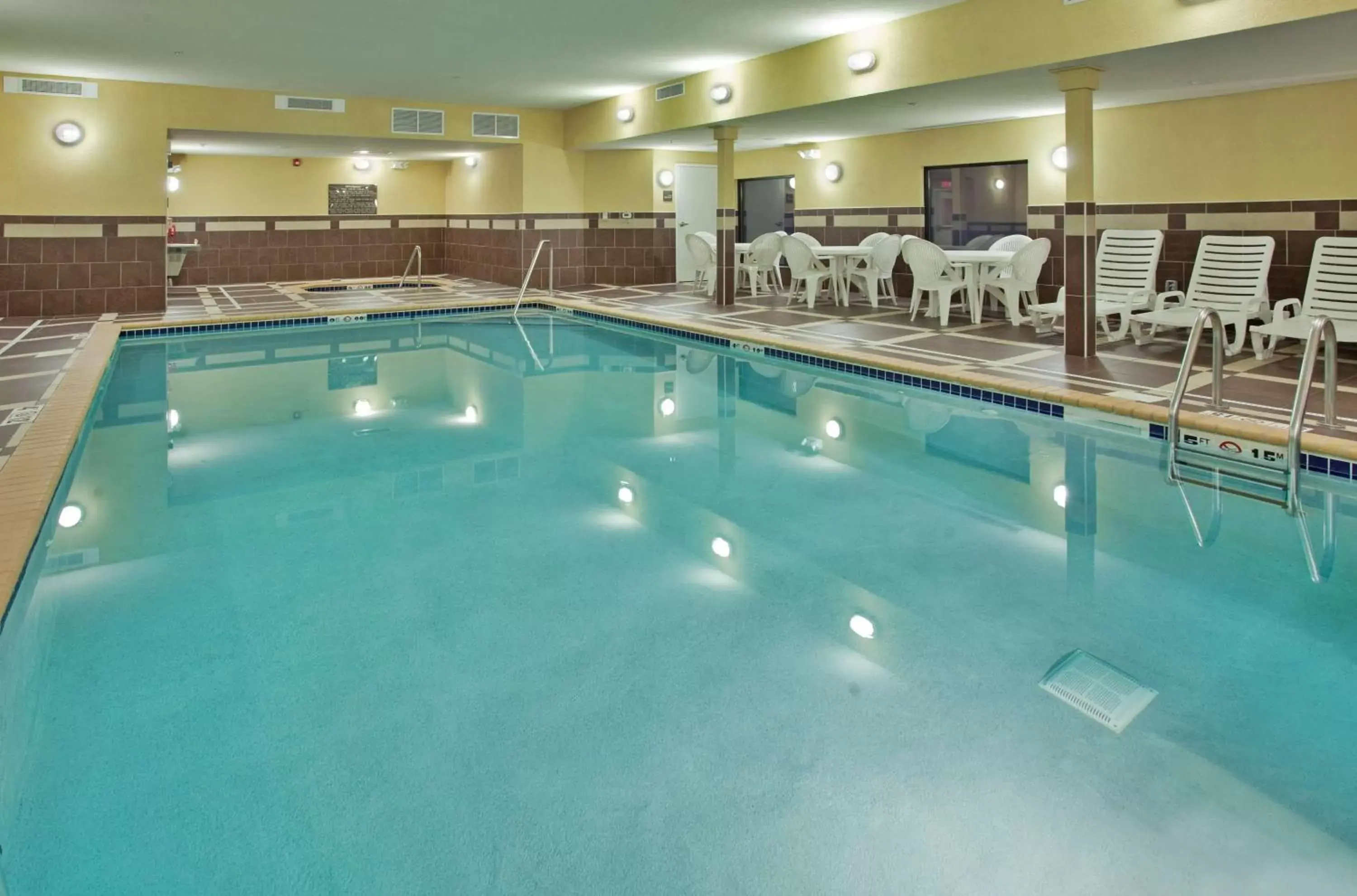 Hot Tub, Swimming Pool in Hampton Inn & Suites Aberdeen