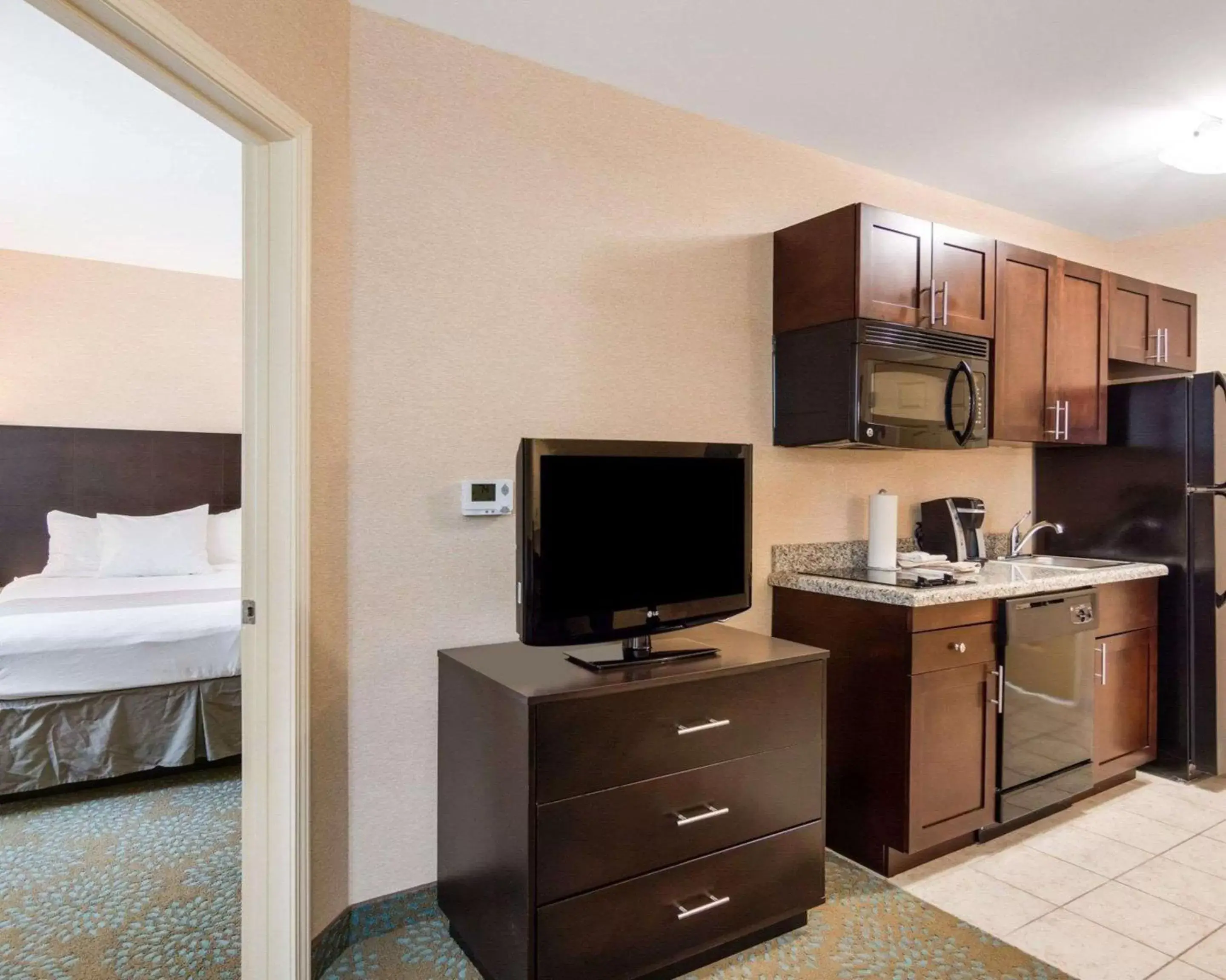 Photo of the whole room, Bed in Suburban Studios Quantico Photo of the whole room, Bed in Suburban Studios Quantico