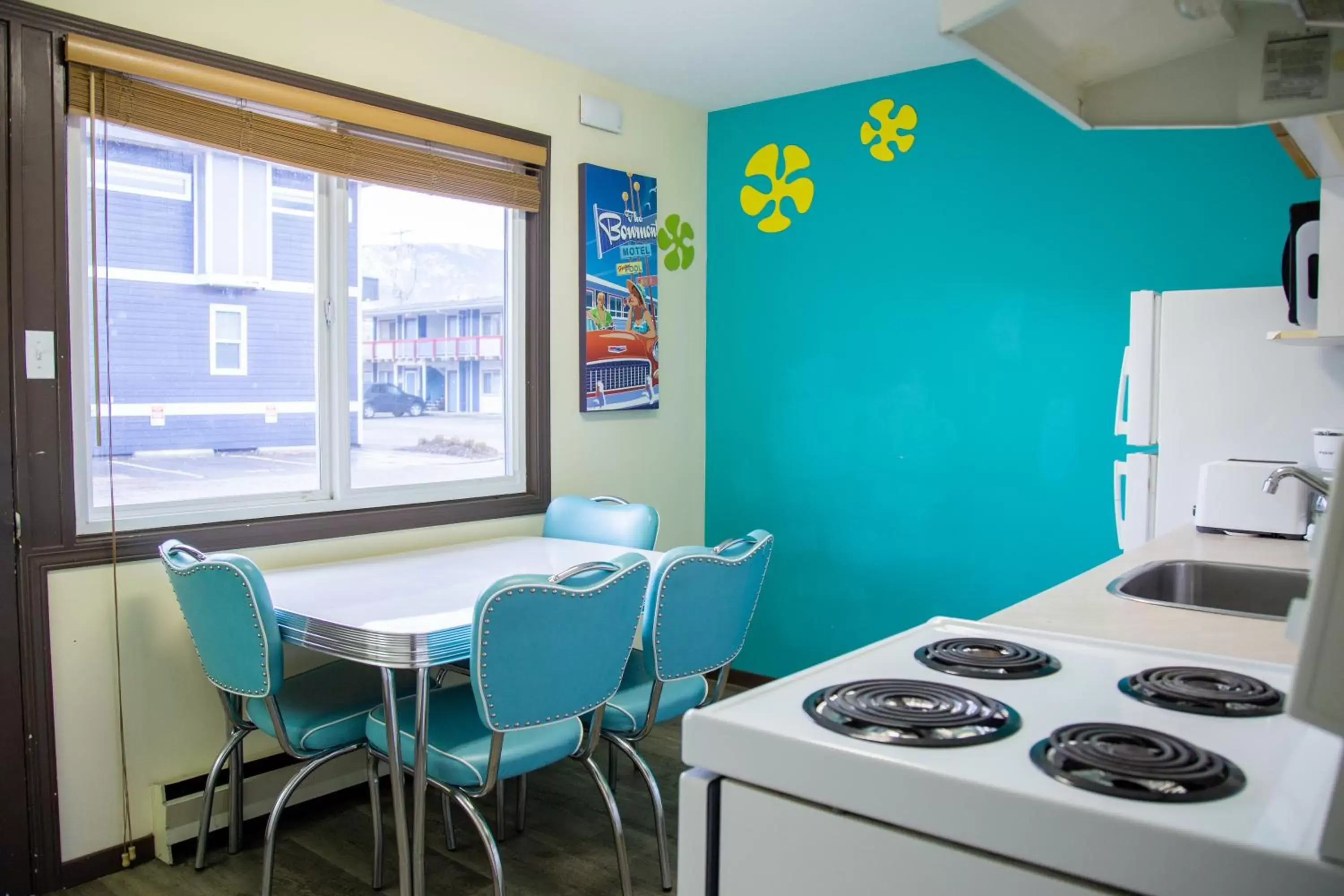 kitchen, Dining Area in Bowmont Motel