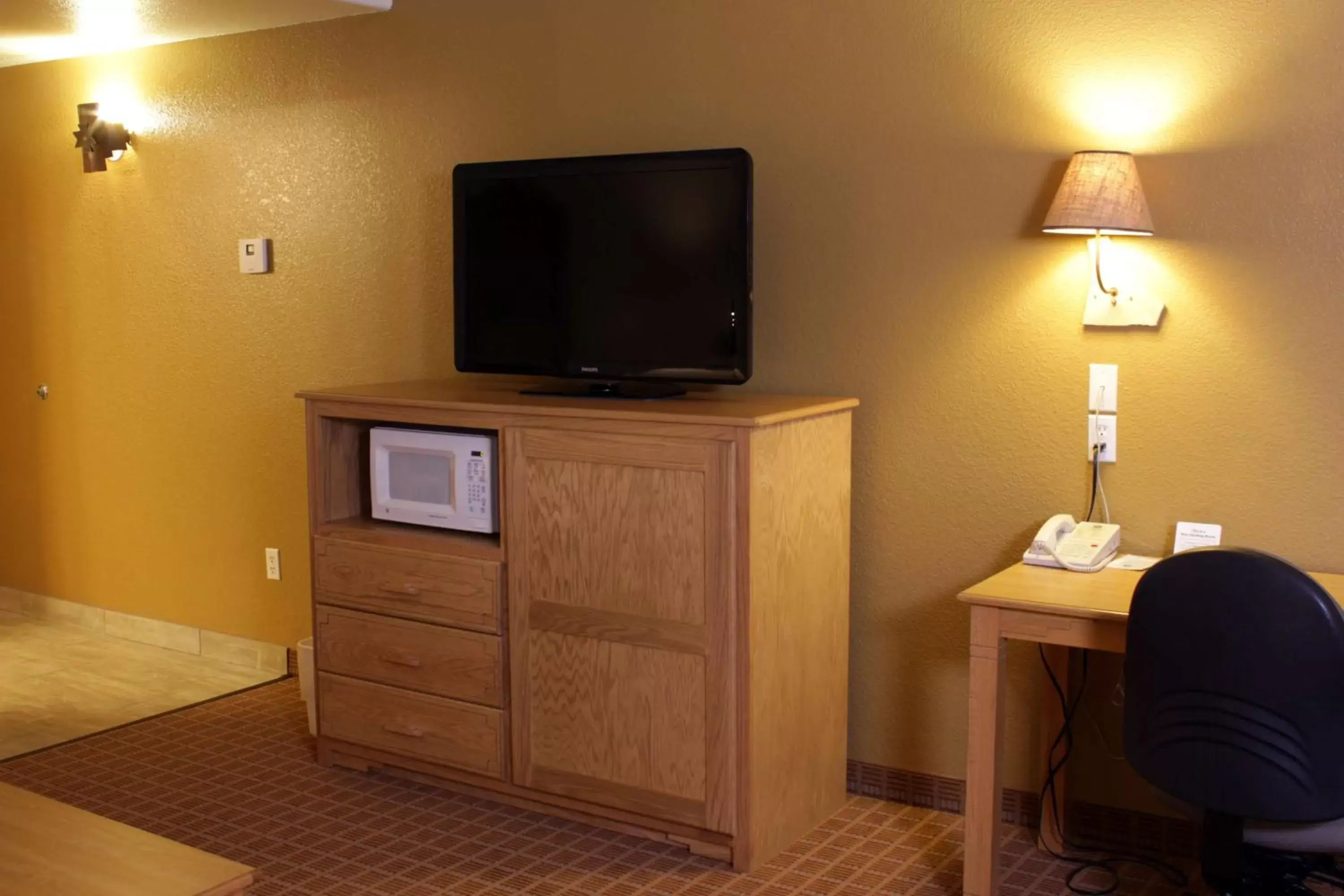 Photo of the whole room, TV/Entertainment Center in Best Western Gold Canyon Inn & Suites