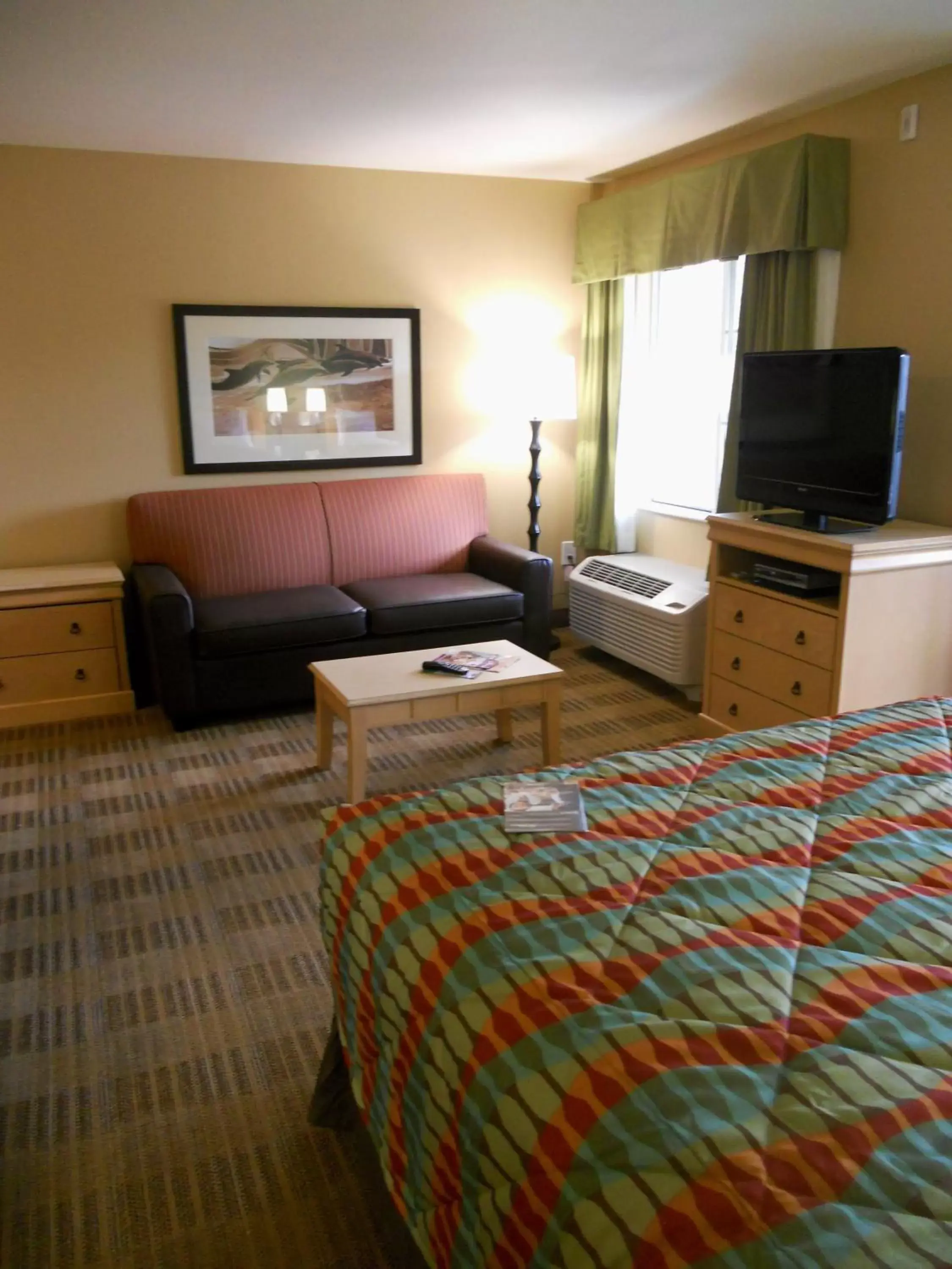 Living room, TV/Entertainment Center in Extended Stay America Suites - Orlando - Convention Center - Universal Blvd
