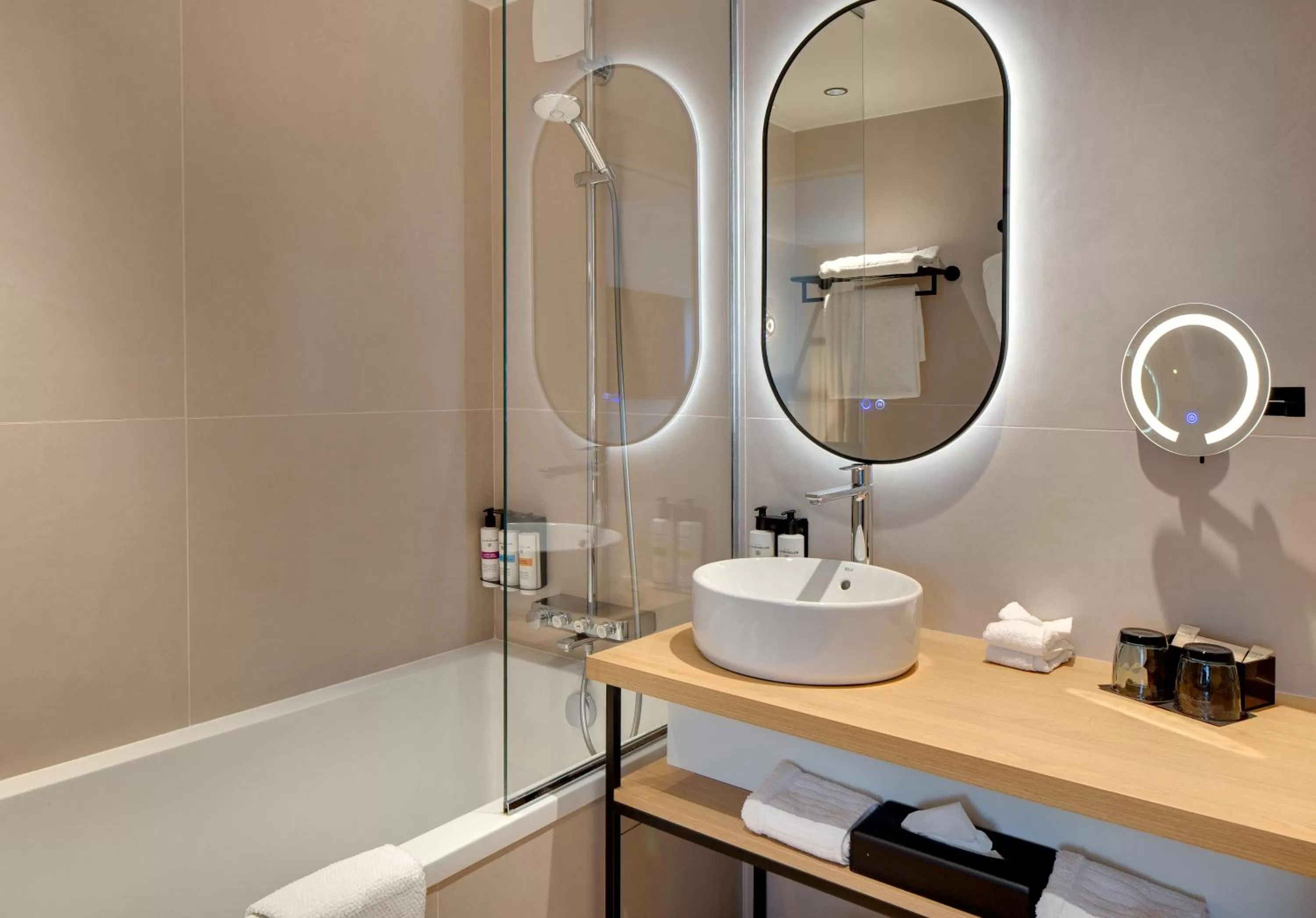 Bathroom in Pullman La Pléiade Montpellier Centre